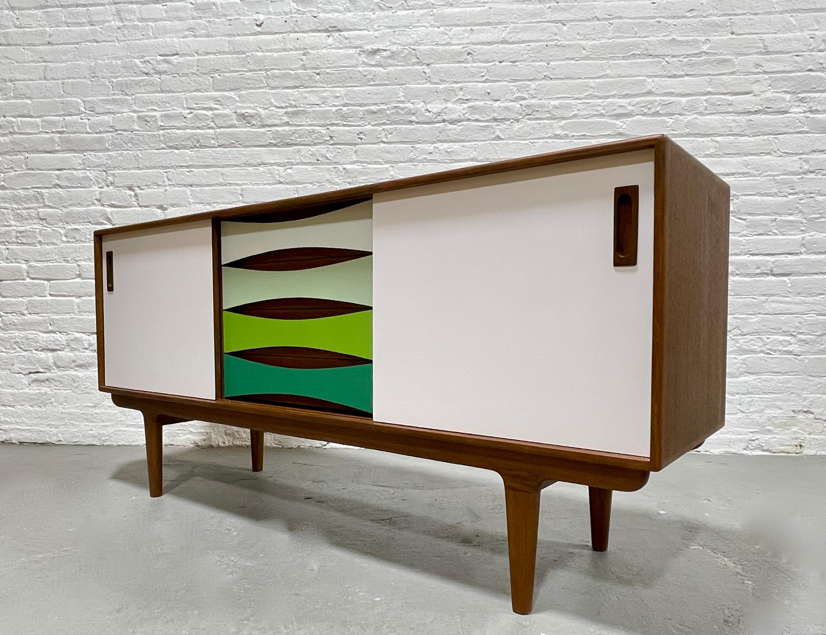 Mid-Century Modern Shades of Green Credenza / Sideboard / Media Stand For Sale 3