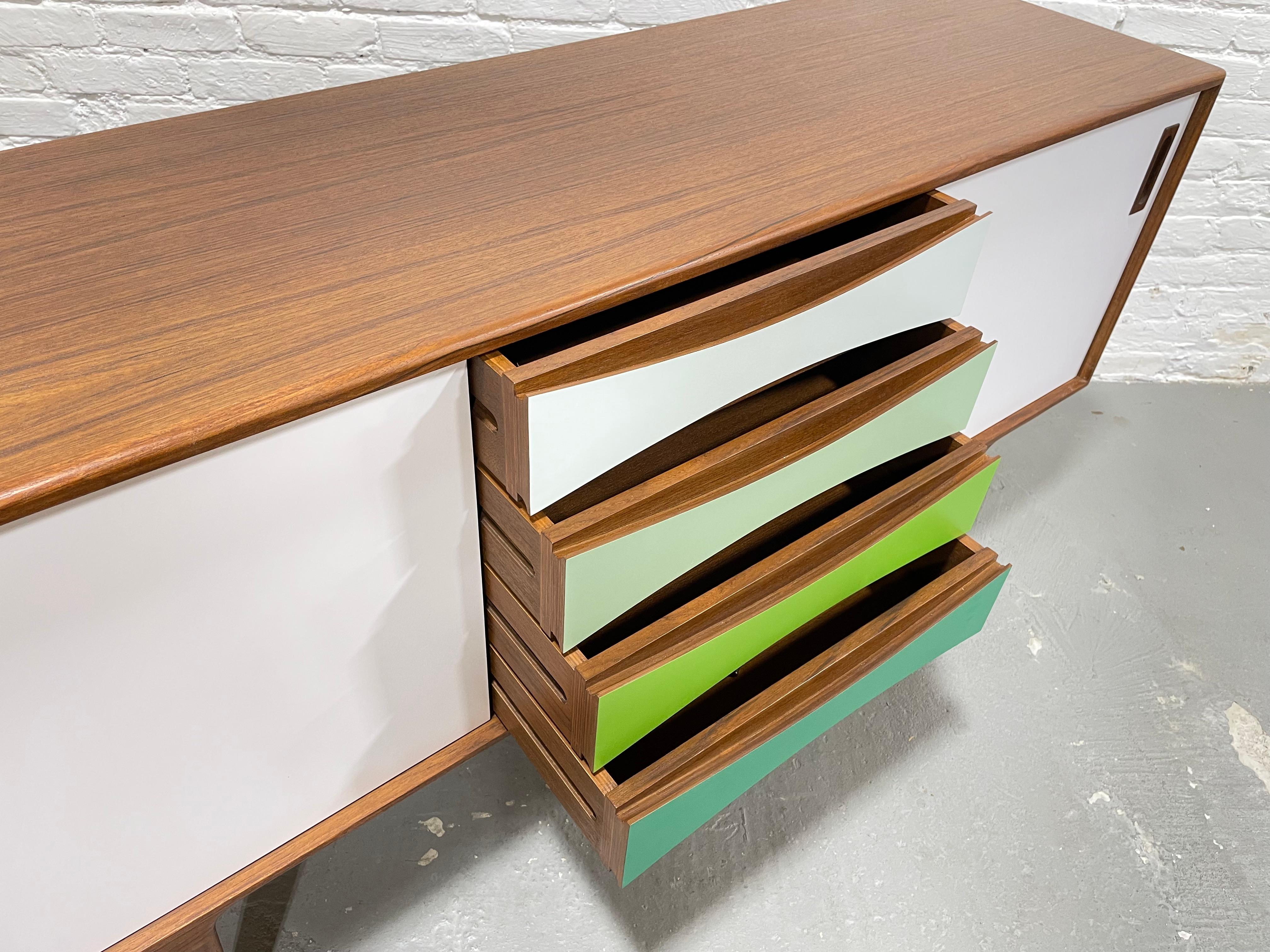 Mid-Century Modern Shades of Green Credenza / Sideboard / Media Stand For Sale 4