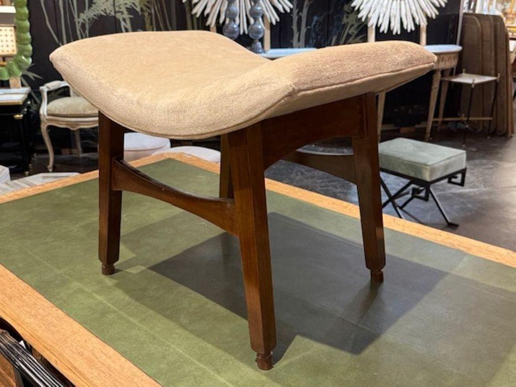 Ces bancs à dessus façonné Mid Century Modern constituent un ensemble de pièces de mobilier élégantes et stylées pour votre maison.  Avec un design épuré et contemporain, ces bancs sont dotés d'un plateau de forme unique qui ajoute une touche de