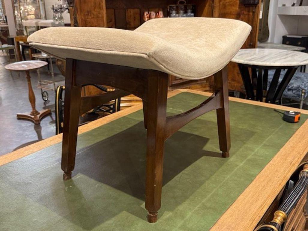 Tissu d'ameublement Bancs à plateau façonné de style moderne du milieu du siècle en vente