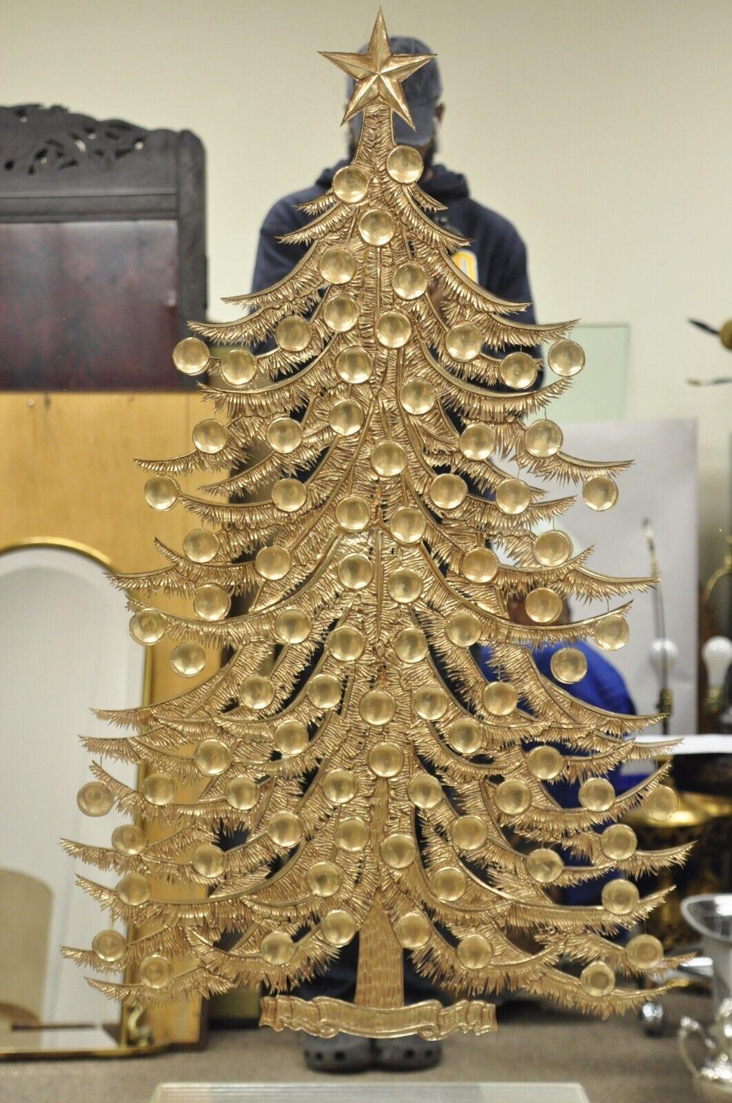 Art moderne du milieu du siècle Sharon Reliable Mfg. Miroir d'art mural Arbre de Noël doré. L'objet présente des côtés en miroir réfléchissant, un intérieur éclairé (une seule lumière), un design de sapin de Noël doré, une étiquette d'origine, un