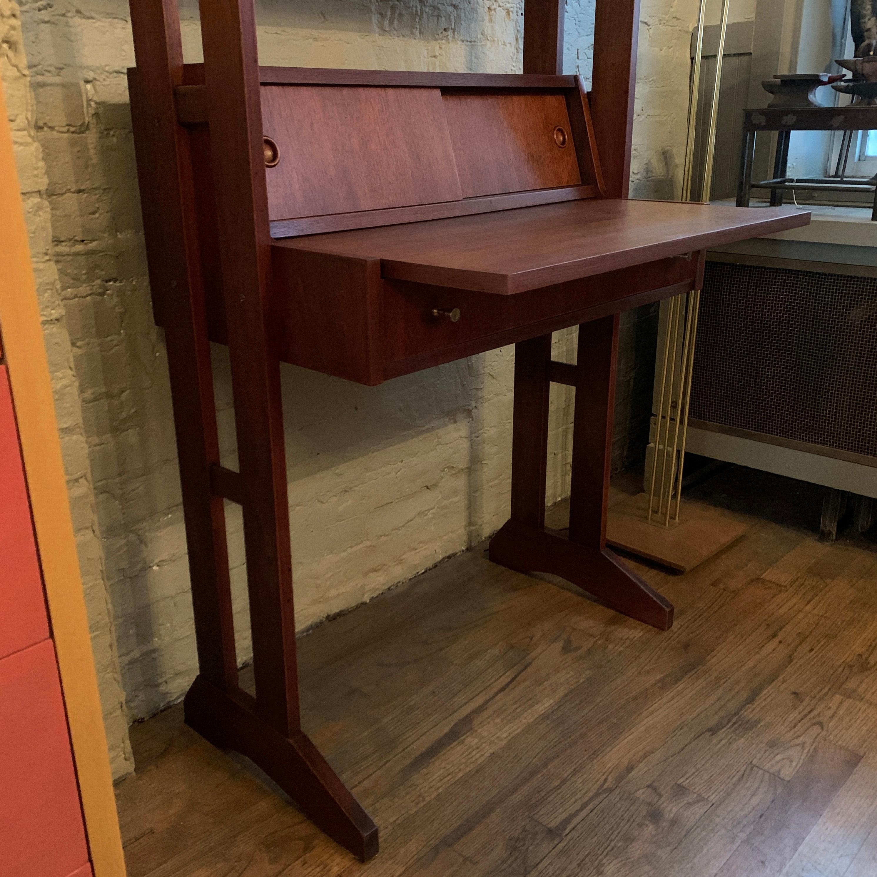 Mid-Century Modern Shelf Unit Pull-Out Desk In Good Condition In Brooklyn, NY