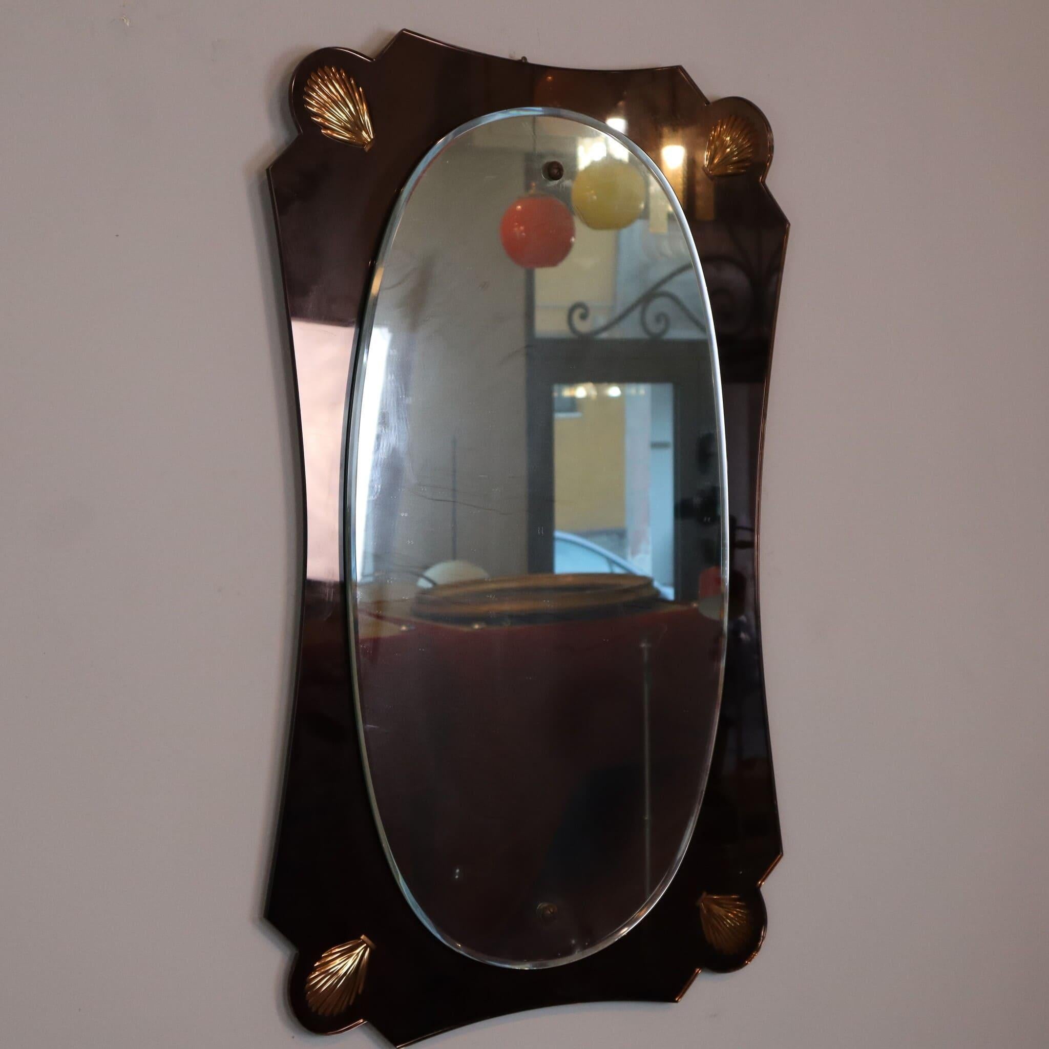 Mid-Century Modern Shell Frame Mirror in Cristal Art Style, Italy, 1960s
Enhance your interior design with this stunning mirror inspired by the Cristal Art style, a hallmark of mid-century Italian craftsmanship. The frame is beautifully adorned with
