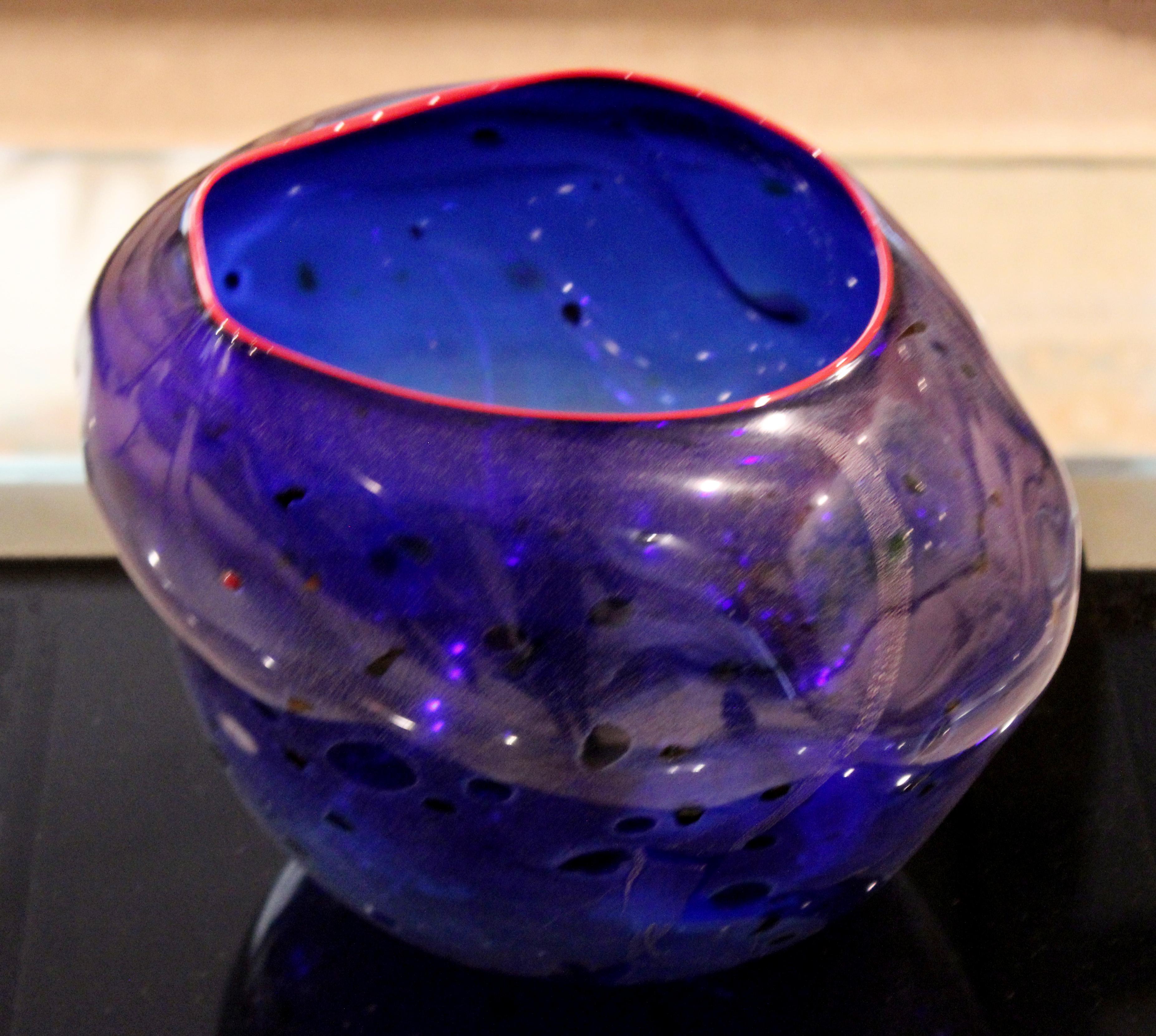 For your consideration is a striking, vessel hand blown glass contemporary art piece, signed on the bottom by Dale Chihuly, dated 1994. In excellent condition. The dimensions are 12.5