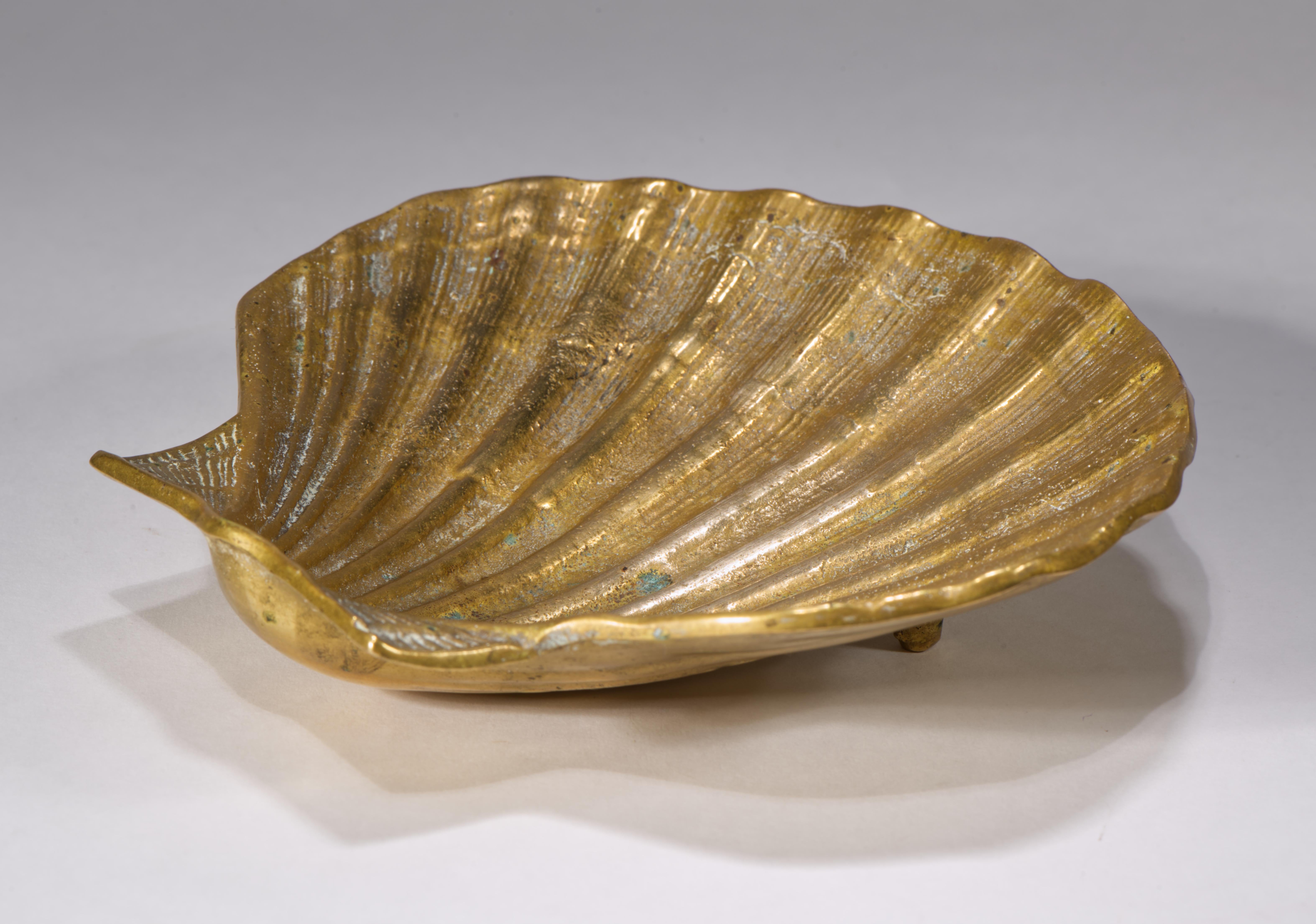 Mid-Century moderno Vassoio in ottone con piedini a forma di conchiglia della metà del secolo scorso, Giappone, anni '50-'60 in vendita