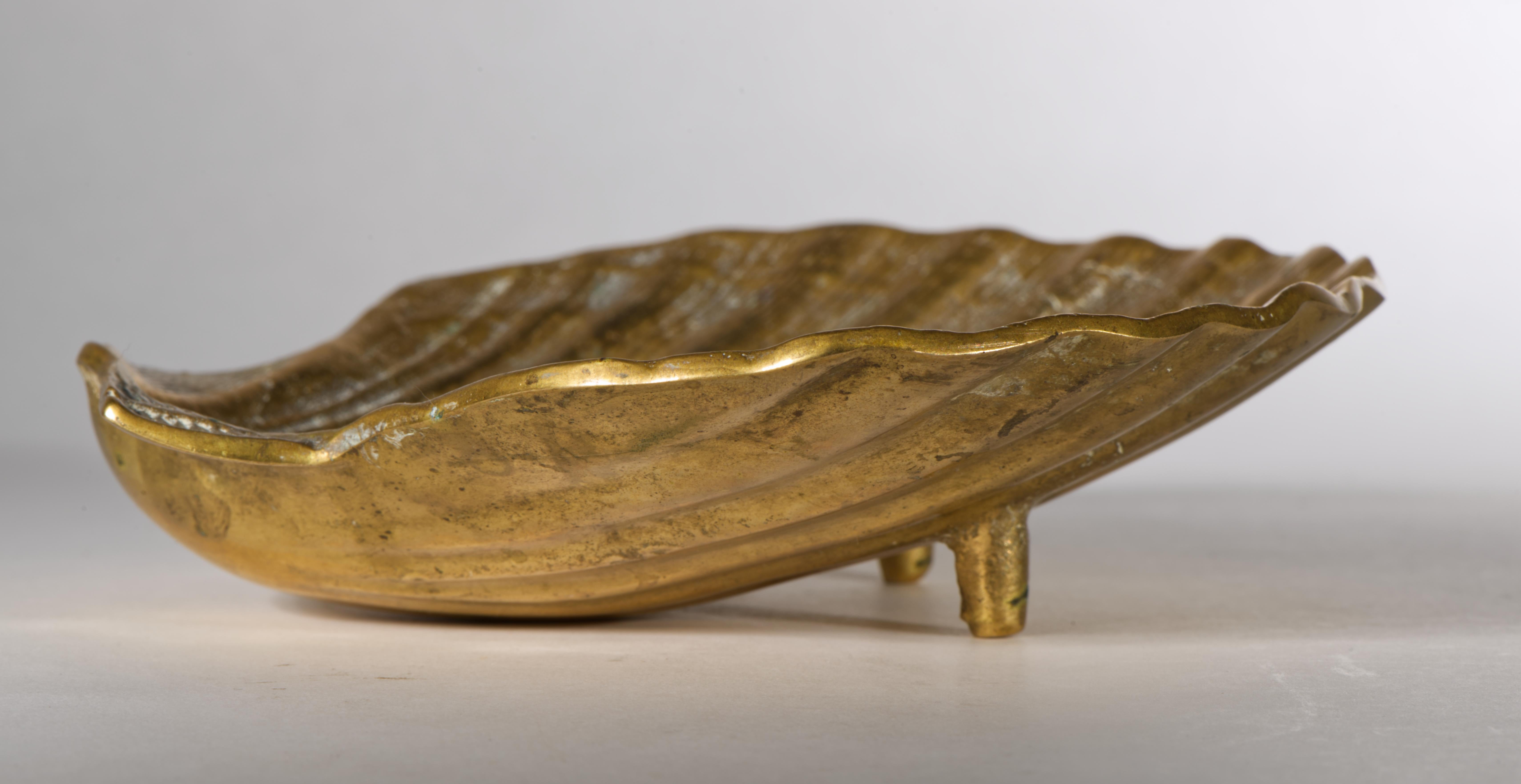 Giapponese Vassoio in ottone con piedini a forma di conchiglia della metà del secolo scorso, Giappone, anni '50-'60 in vendita