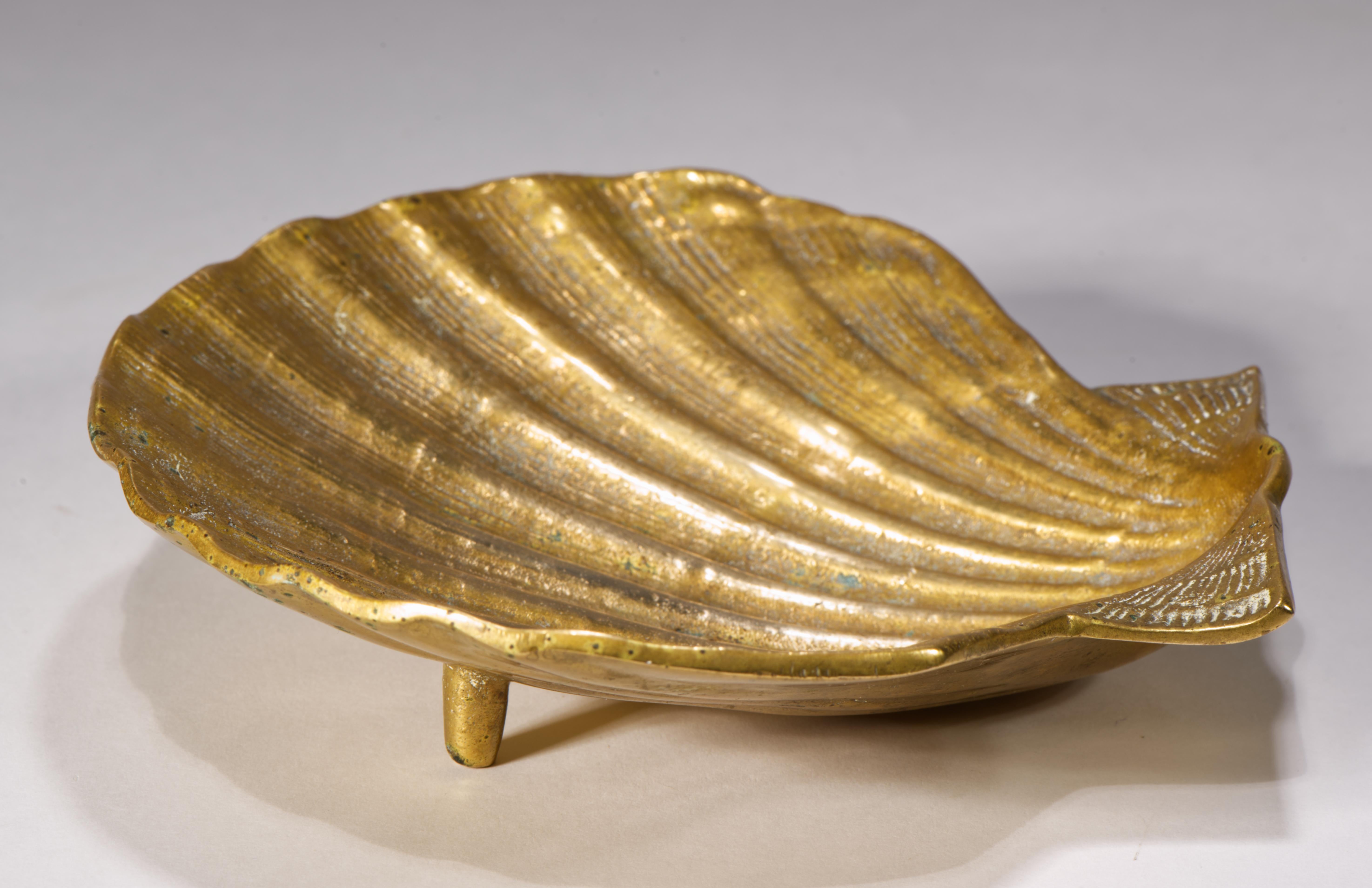 Calco Vassoio in ottone con piedini a forma di conchiglia della metà del secolo scorso, Giappone, anni '50-'60 in vendita