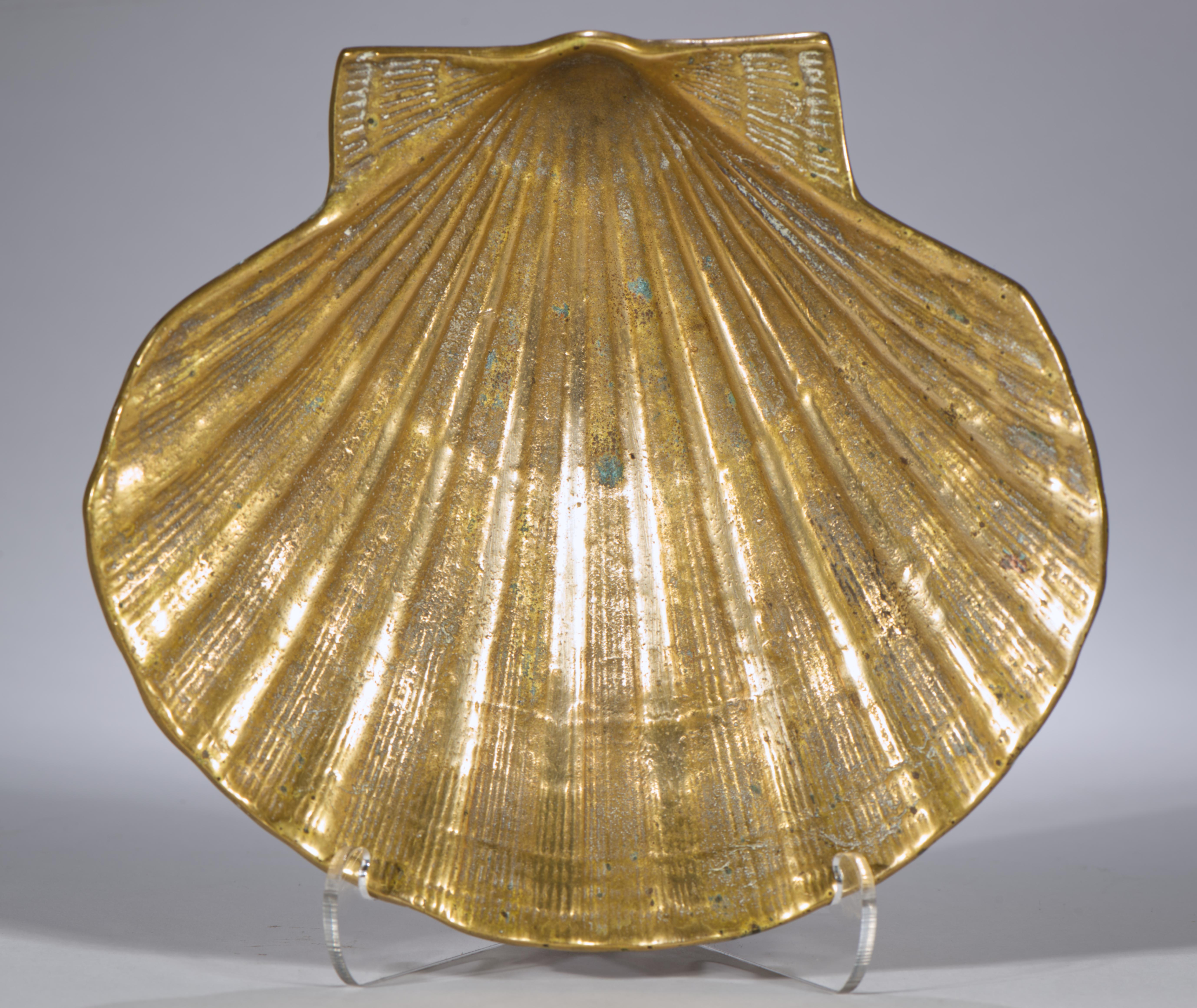 Vassoio in ottone con piedini a forma di conchiglia della metà del secolo scorso, Giappone, anni '50-'60 In condizioni buone in vendita a Clifton Springs, NY