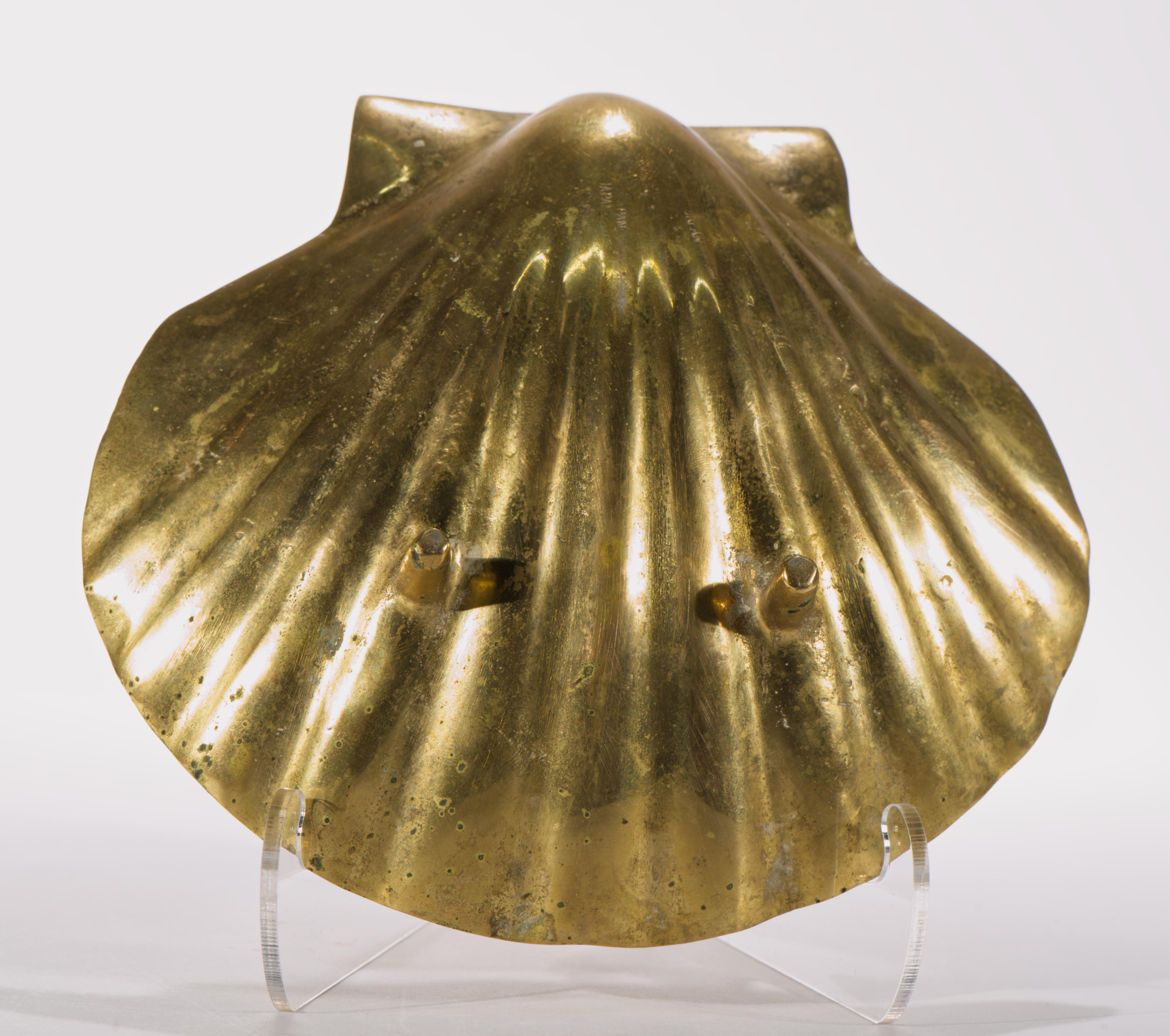 XX secolo Vassoio in ottone con piedini a forma di conchiglia della metà del secolo scorso, Giappone, anni '50-'60 in vendita