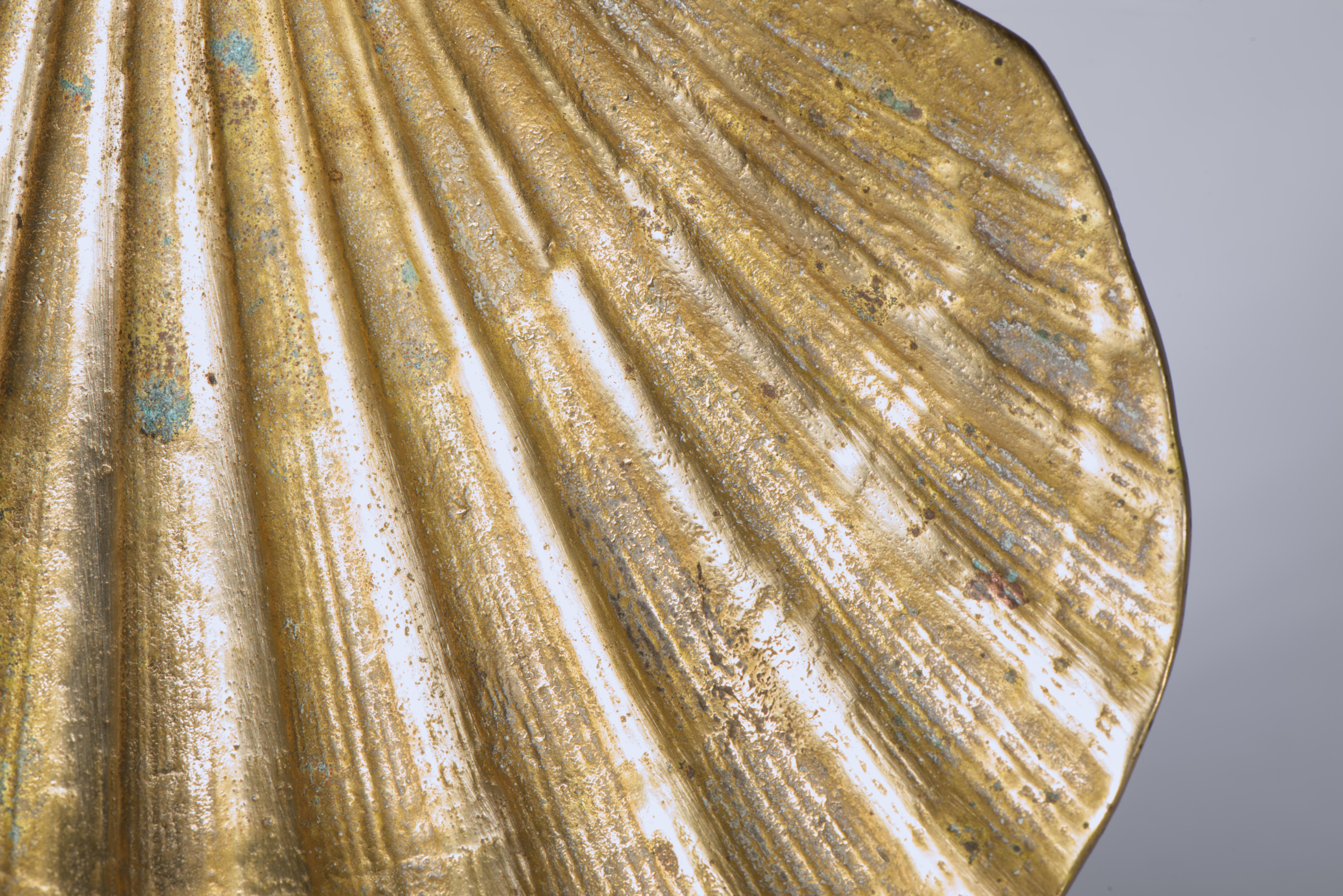 Ottone Vassoio in ottone con piedini a forma di conchiglia della metà del secolo scorso, Giappone, anni '50-'60 in vendita