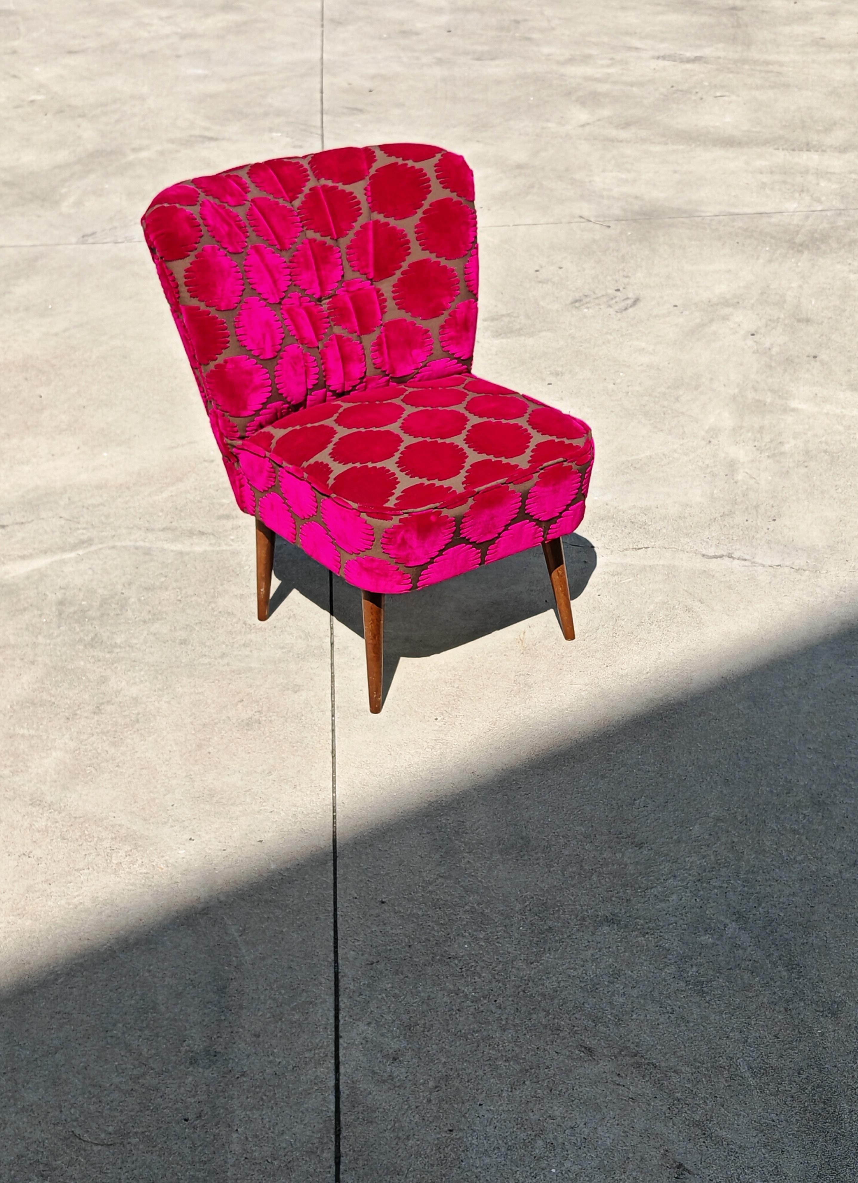 In questa inserzione troverai una coppia di sedie da cocktail Shellback del Mid Century Modern. Le sedie sono state completamente rinnovate e rivestite in peluche Dot Dot fucsia, ispirato a Yayoi Kusama. Realizzato in Jugoslavia negli anni '50. 

Al