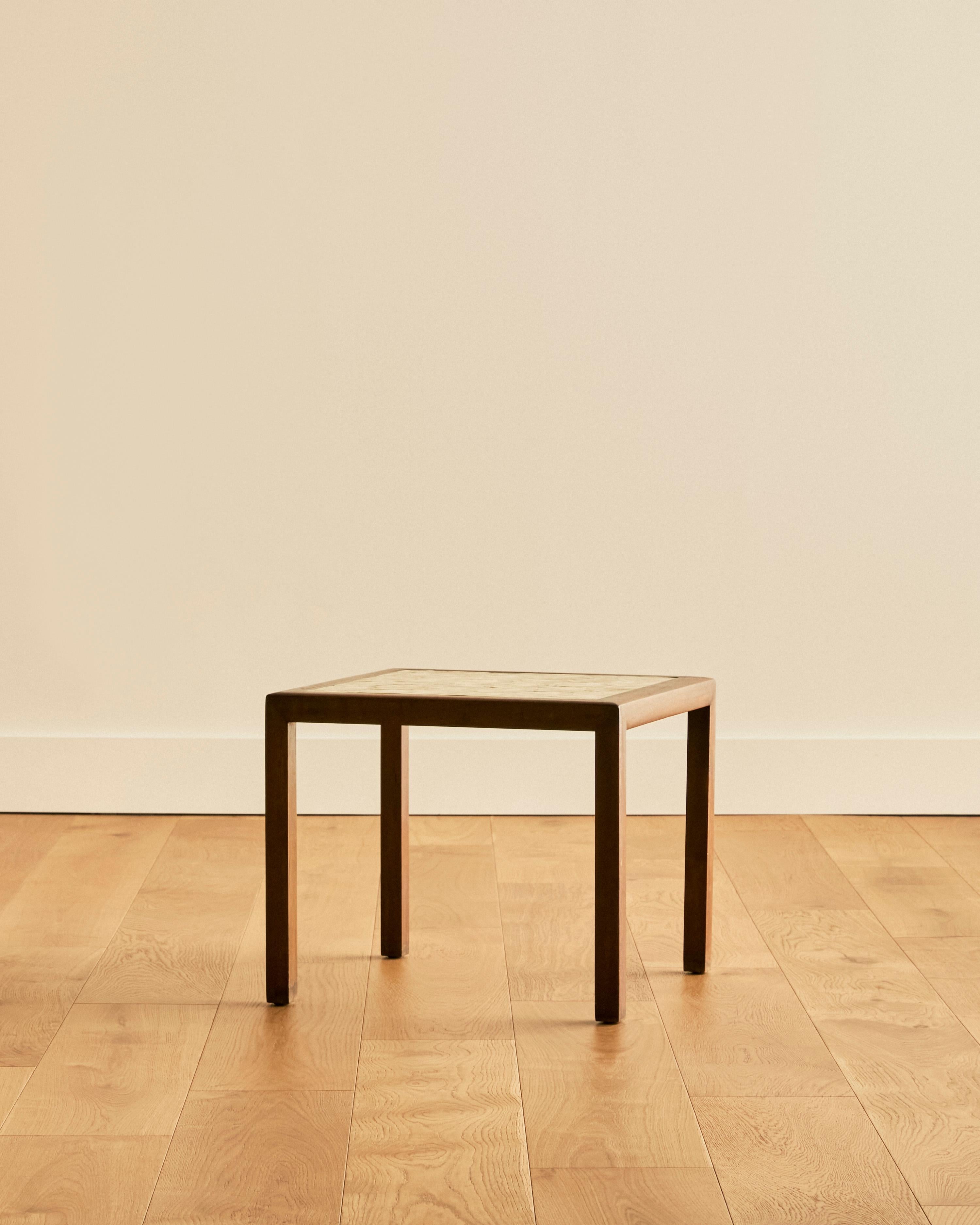 Mid-Century Modern Mid Century Modern Shelled Topped Walnut Side Table en vente