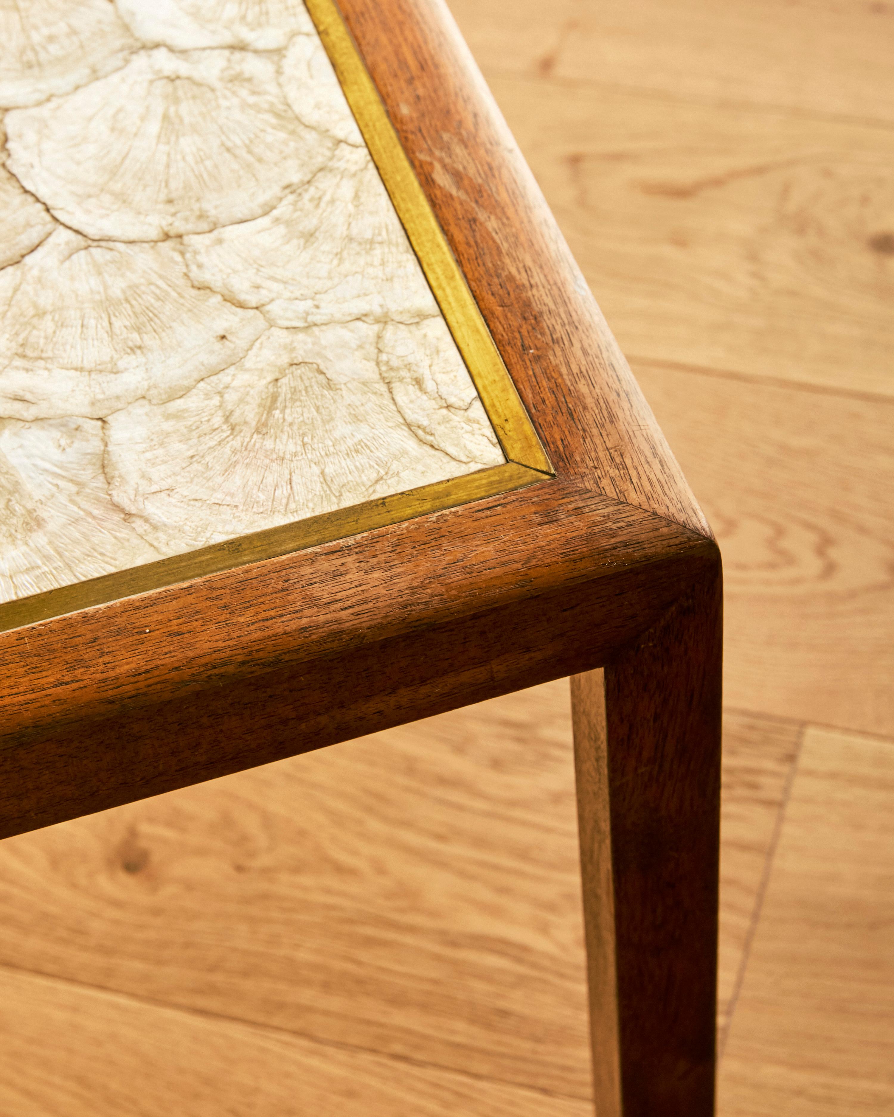 Mid Century Modern Shelled Topped Walnut Side Table Bon état - En vente à Long Island City, NY