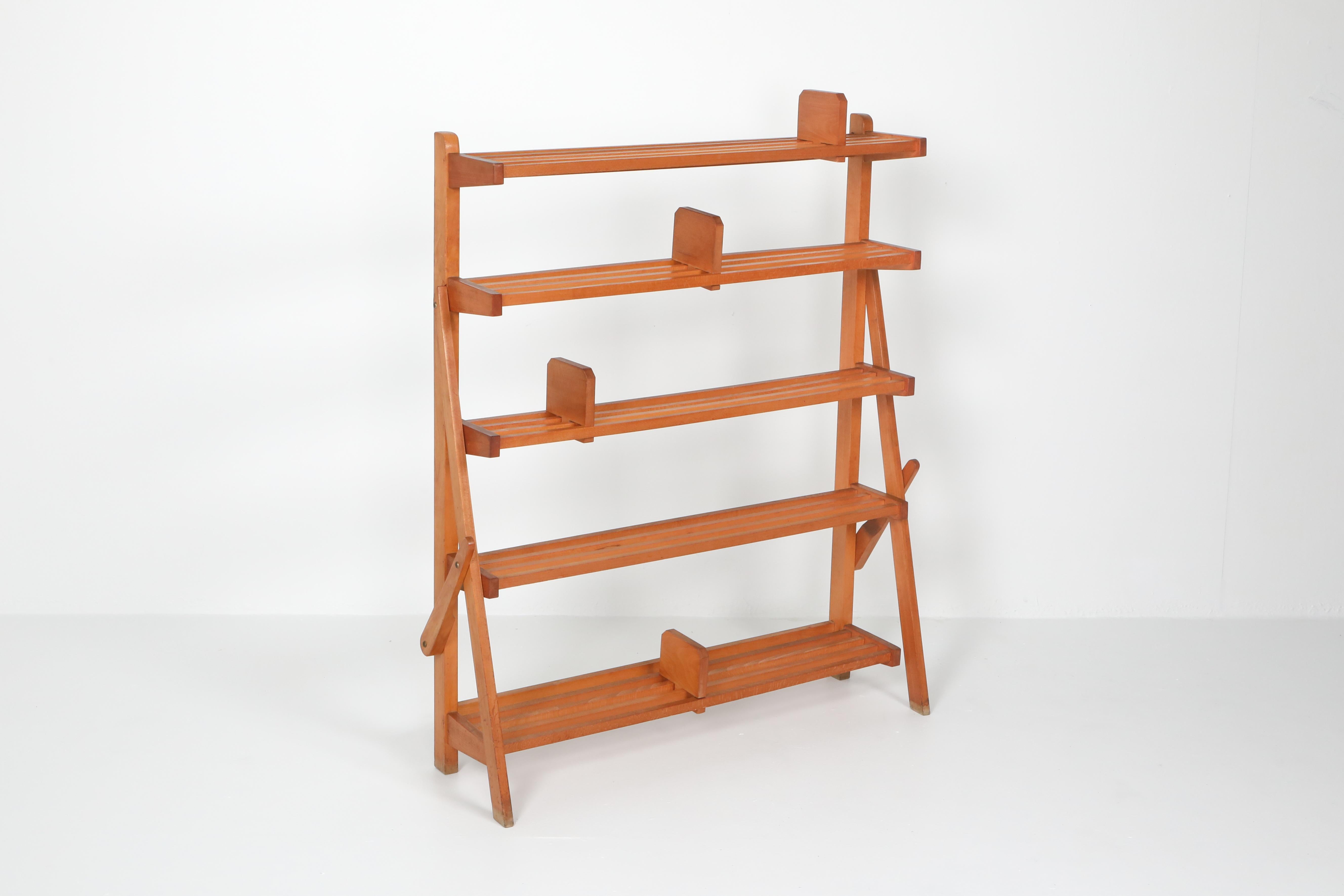 Meuble d'étagère moderne scandinave en pin, Suède 1960s

Système ingénieux avec des supports de livres réglables.
 
Triés sur le volet par nos conservateurs.
      