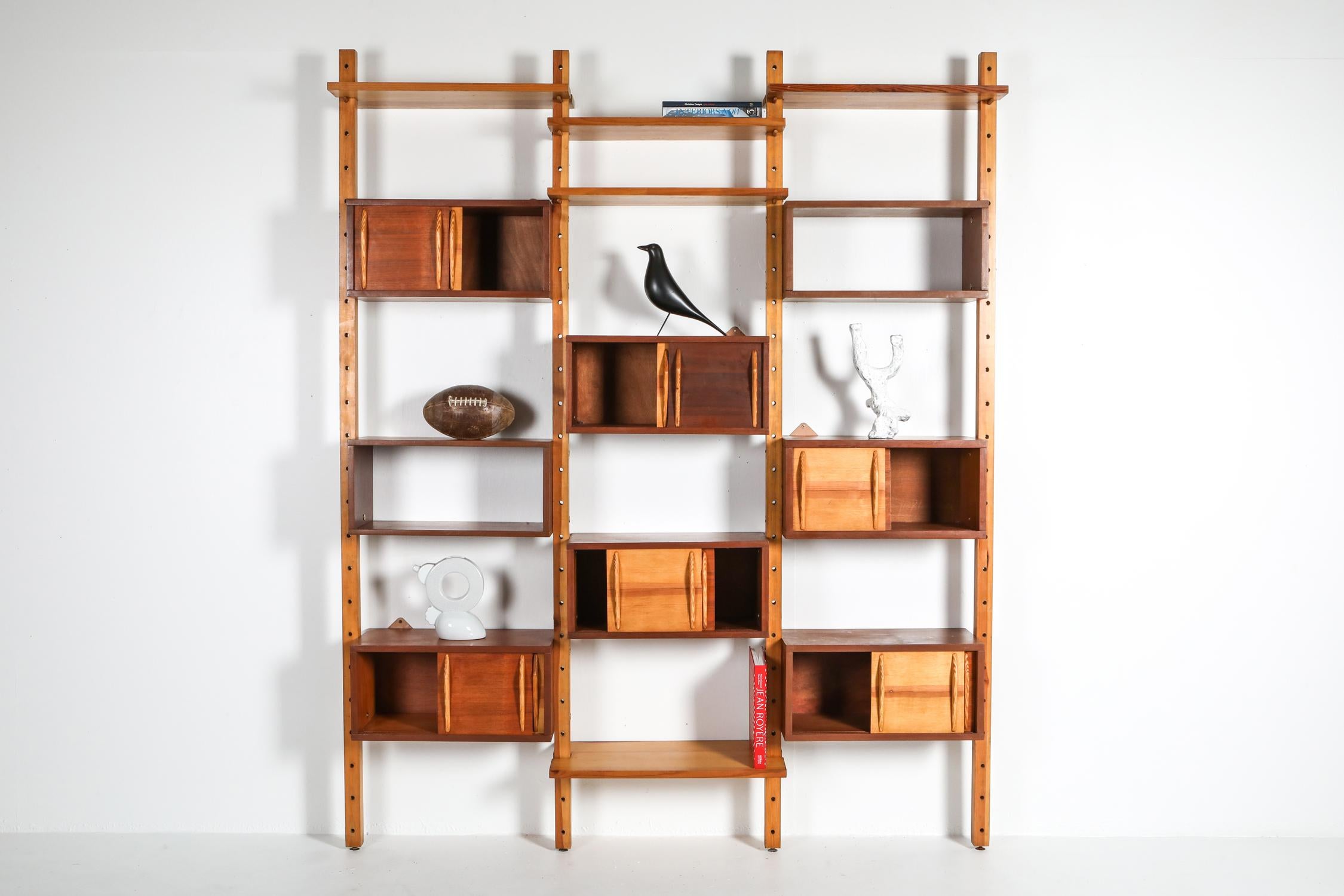 Perriand and Le Corbusier inspired 'bibliotheque' , 1970s architect edition, France

The wall unit exists out of 4 poles, 8 cabinets and 5 shelves.
Two tone wall unit in beech and teak.

The system can be expanded with a similar system coming