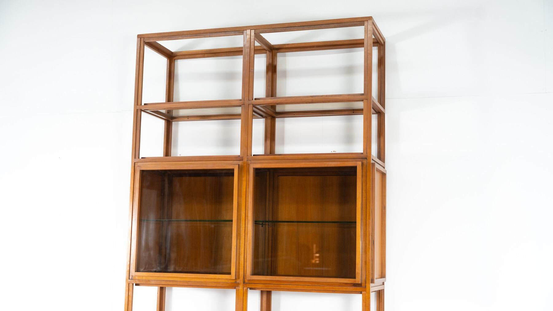 Scaffali moderni di metà secolo, Wood e vetro in vendita 6
