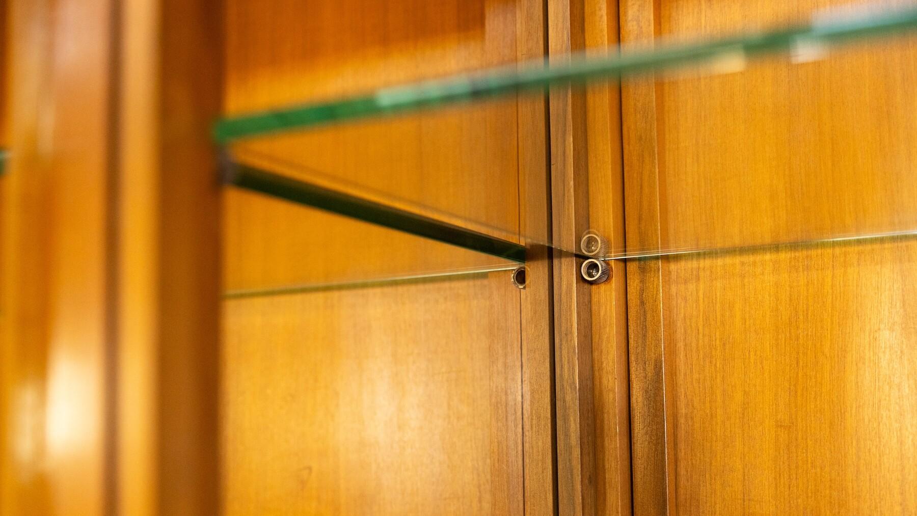 Scaffali moderni di metà secolo, Wood e vetro in vendita 9