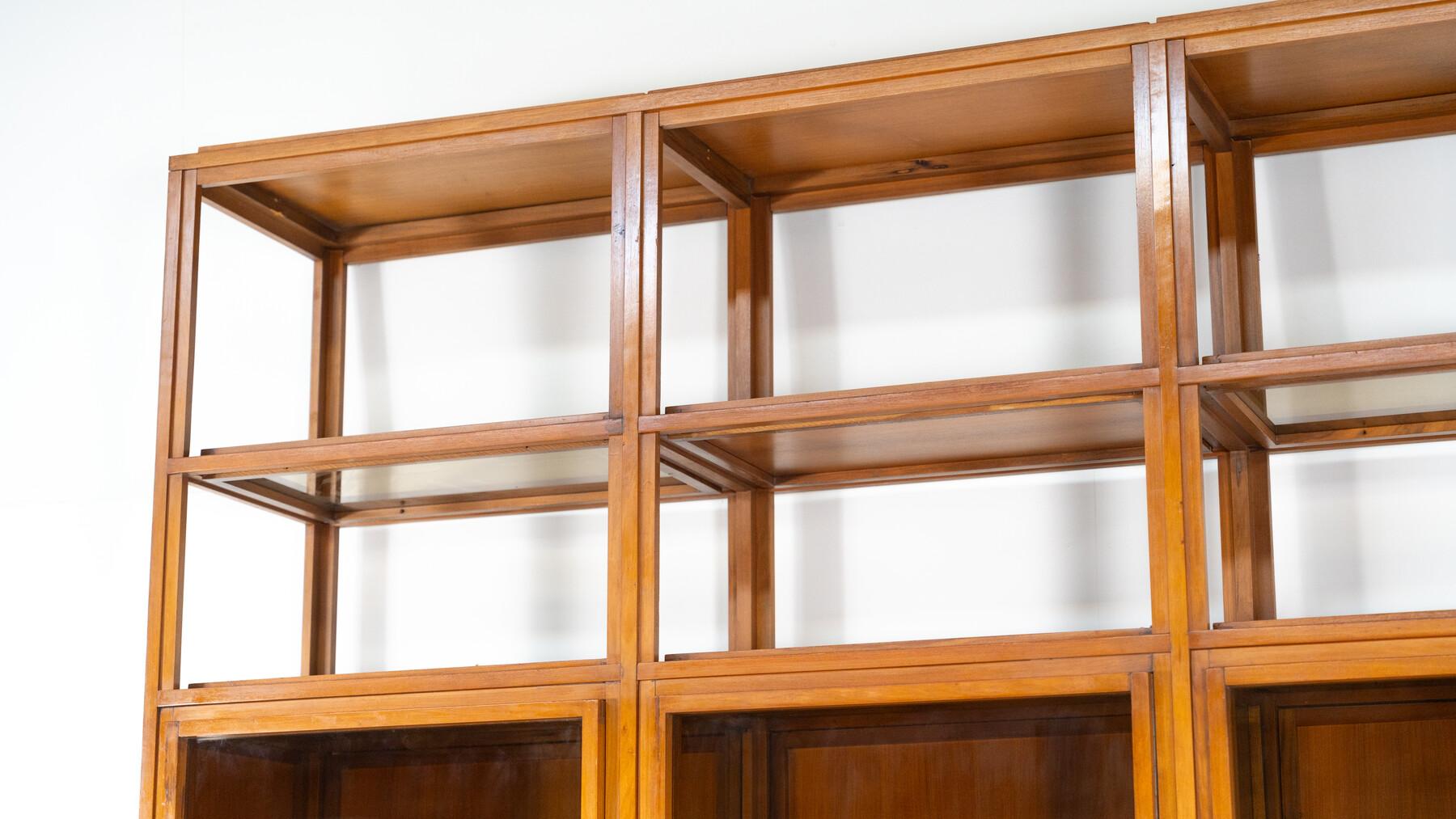 Mid-Century moderno Scaffali moderni di metà secolo, Wood e vetro in vendita