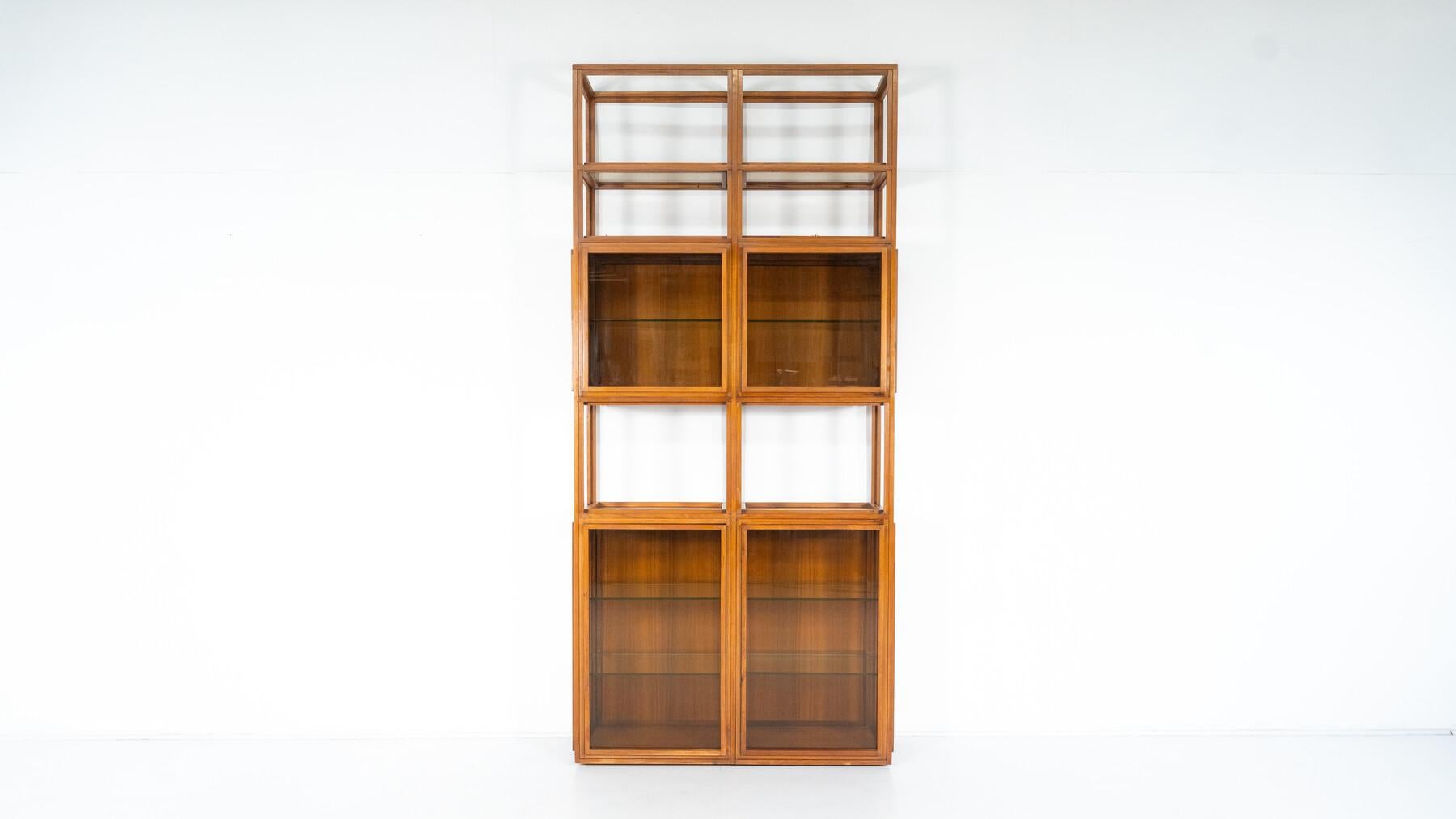 Mid-Century moderno Scaffali moderni di metà secolo, Wood e vetro in vendita