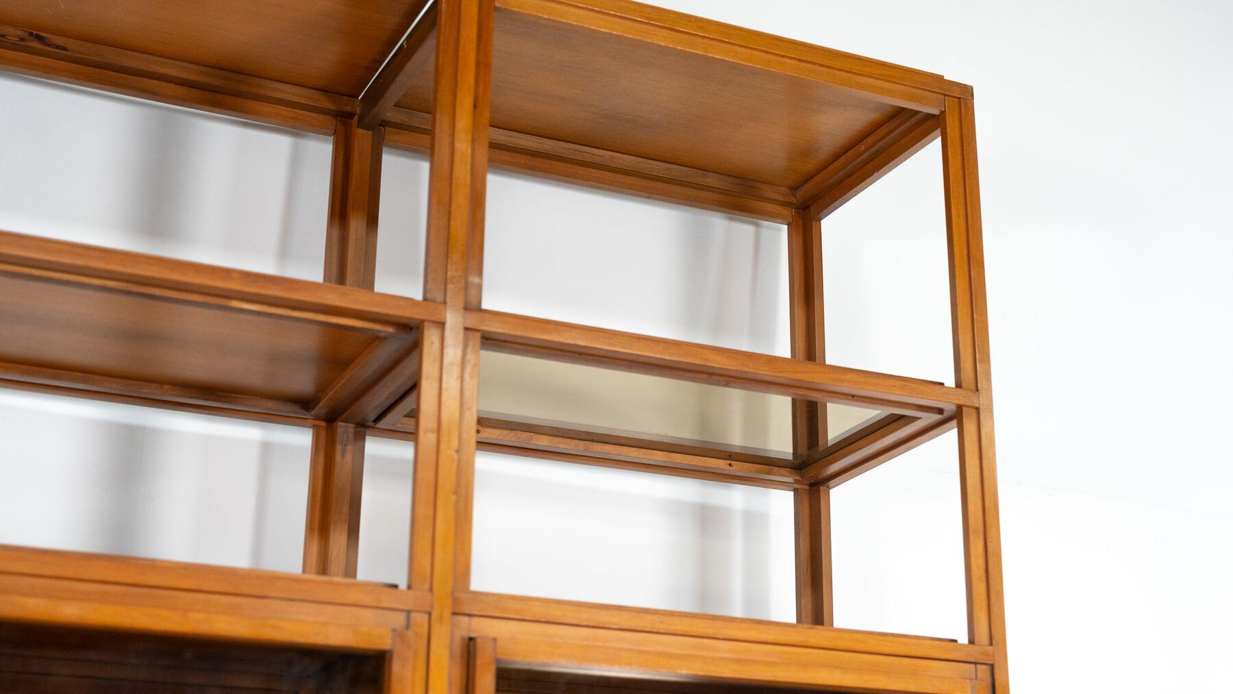 Vetro Scaffali moderni di metà secolo, Wood e vetro in vendita
