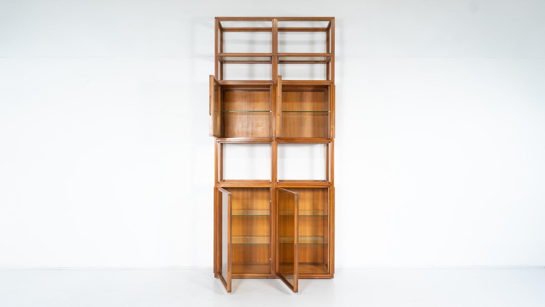 Scaffali moderni di metà secolo, Wood e vetro in vendita 3