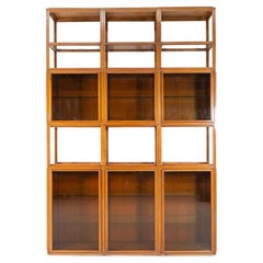 Etagères en bois et verre, The Modernity