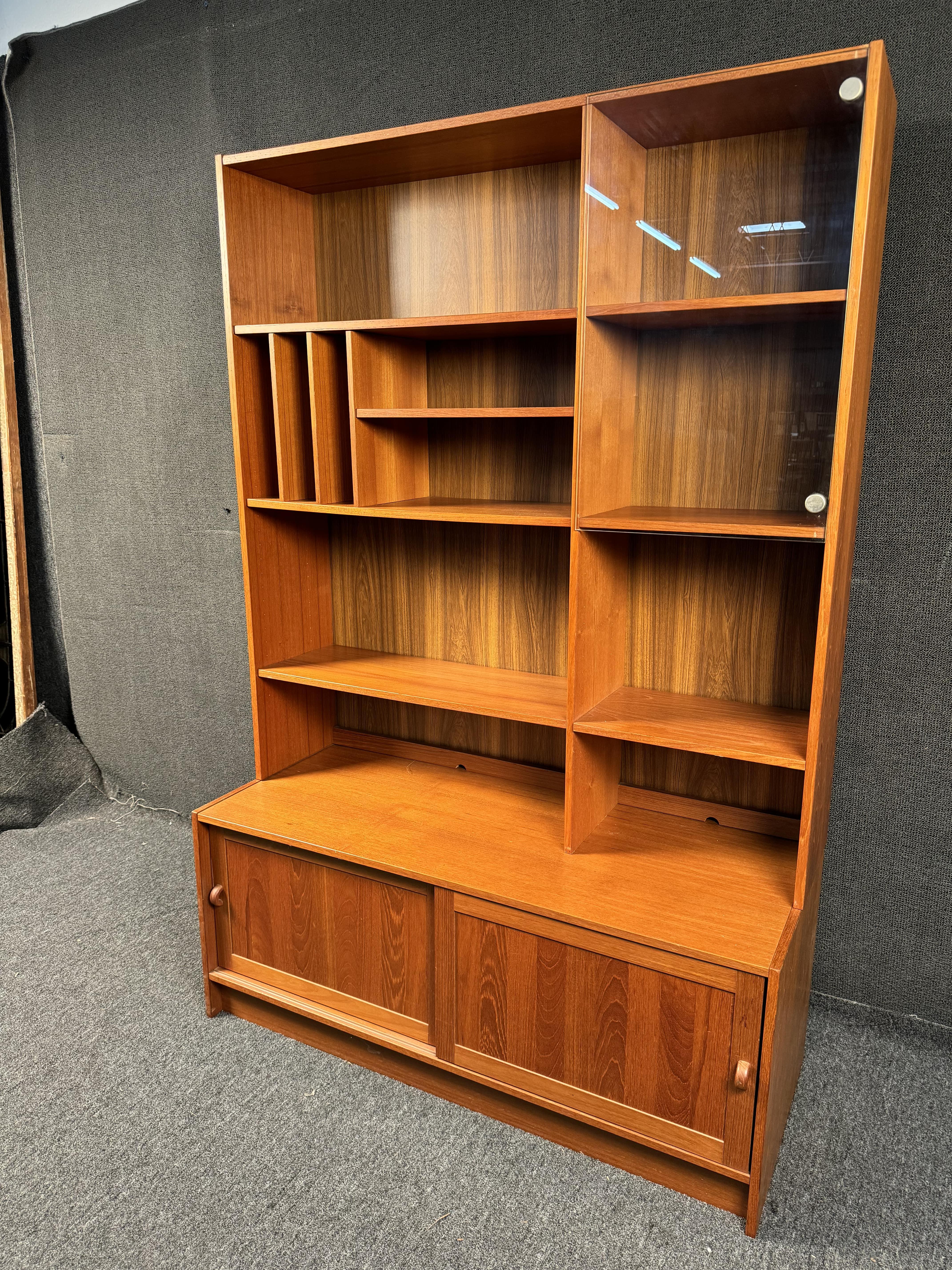 Sistema di scaffali in legno prodotto dall'azienda danese Domino Møbler, uno dei principali produttori di mobili modernisti danesi, che combina linee minimaliste e legno naturale. Si prega di confermare la posizione del venditore (NY o NJ)