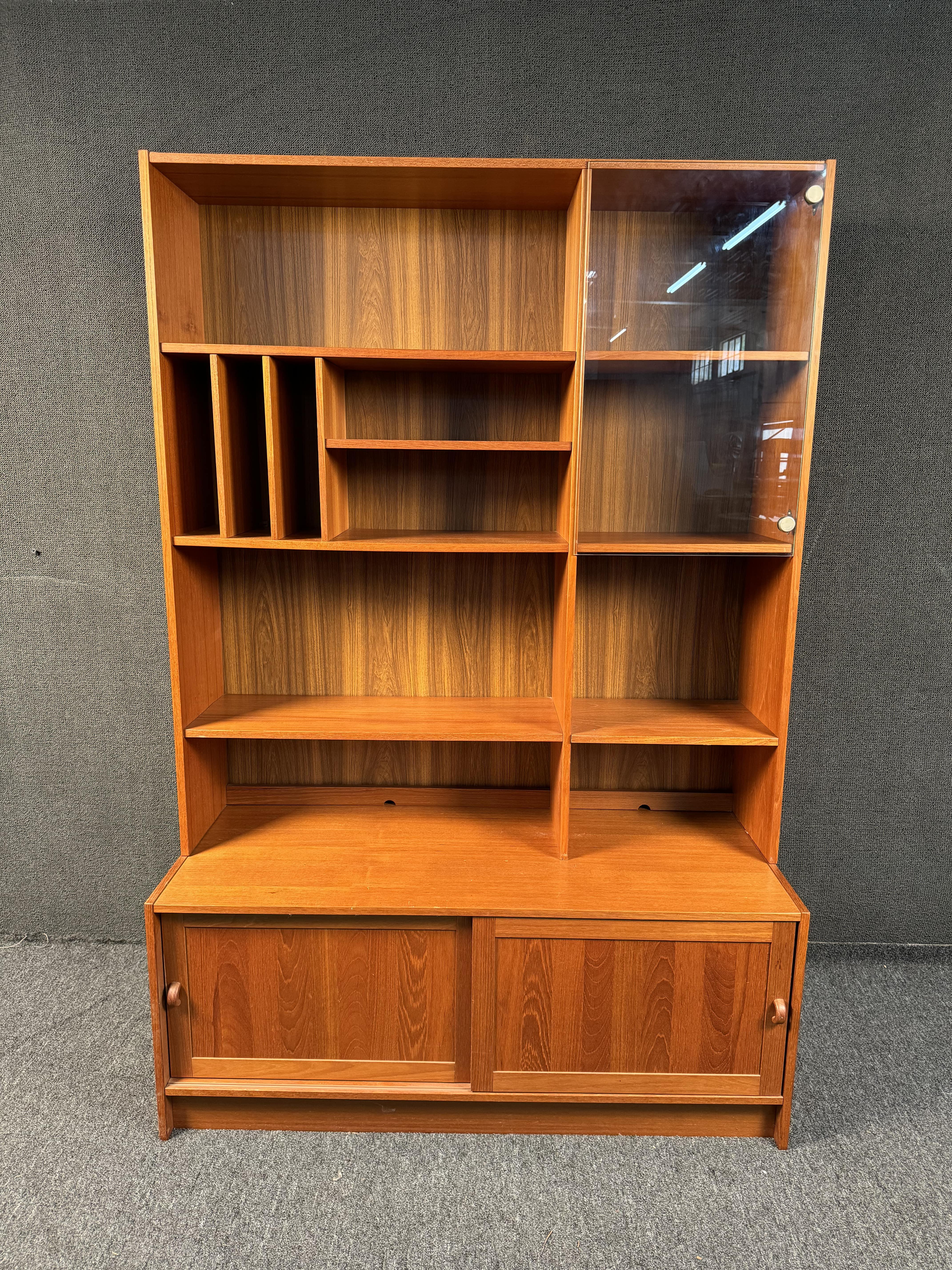 Mid-Century moderno Scaffalatura moderna Mid Century Mobler di Domino Mobler in vendita
