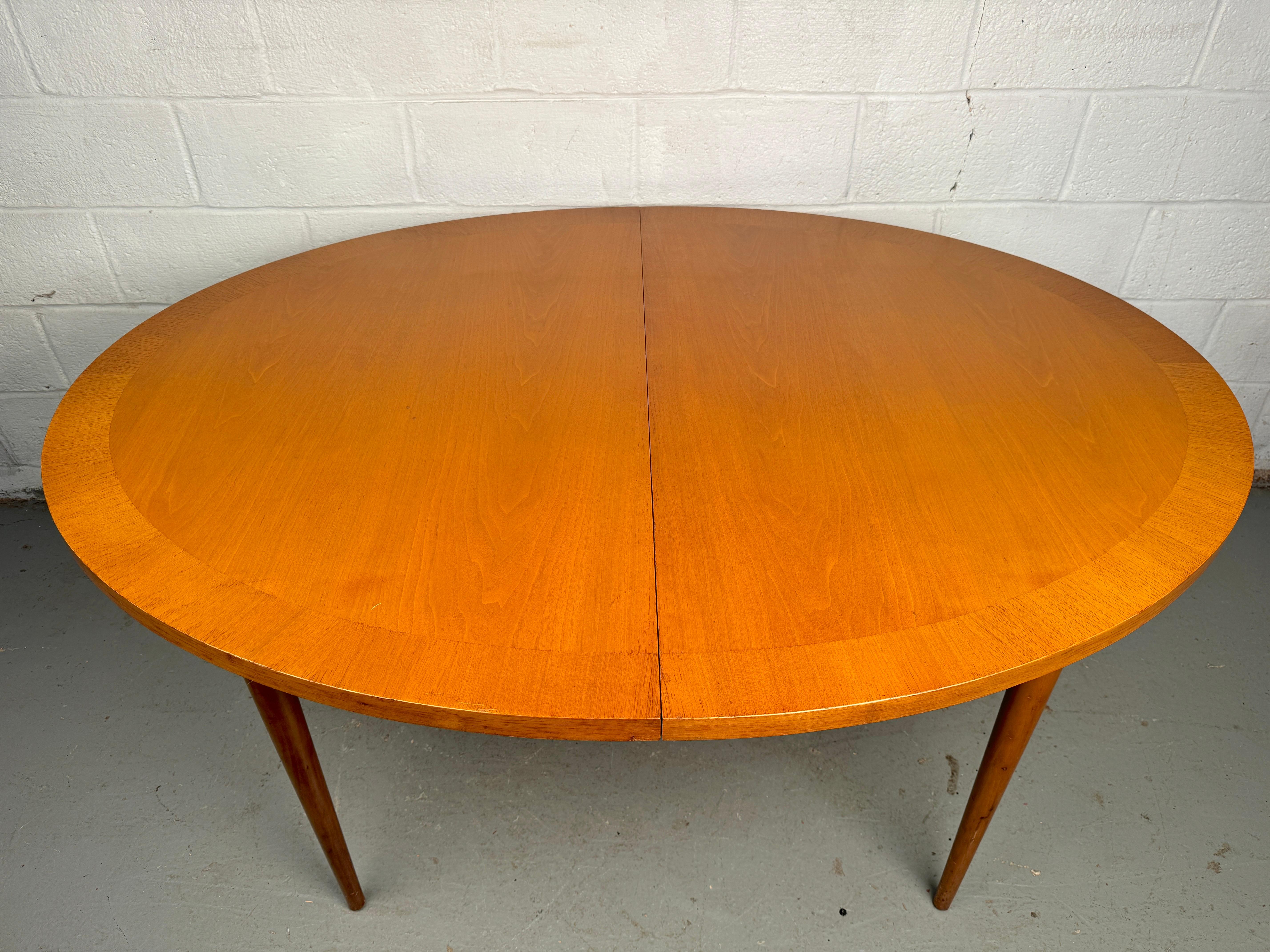 Fabriquée par la célèbre société Widdicomb Furniture Company, la Collection S/One est réputée pour ses designs luxueux et son souci du détail. La table à feuilles extensibles est une solution polyvalente et peu encombrante qui s'adapte sans effort à
