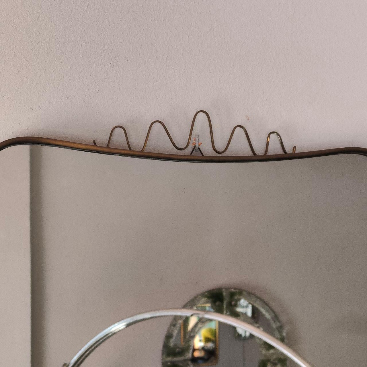 Miroir en laiton bouclier The Moderns Modernity Attribuable à Gio Ponti, Italie, années 1950 Bon état - En vente à Nicolosi, IT