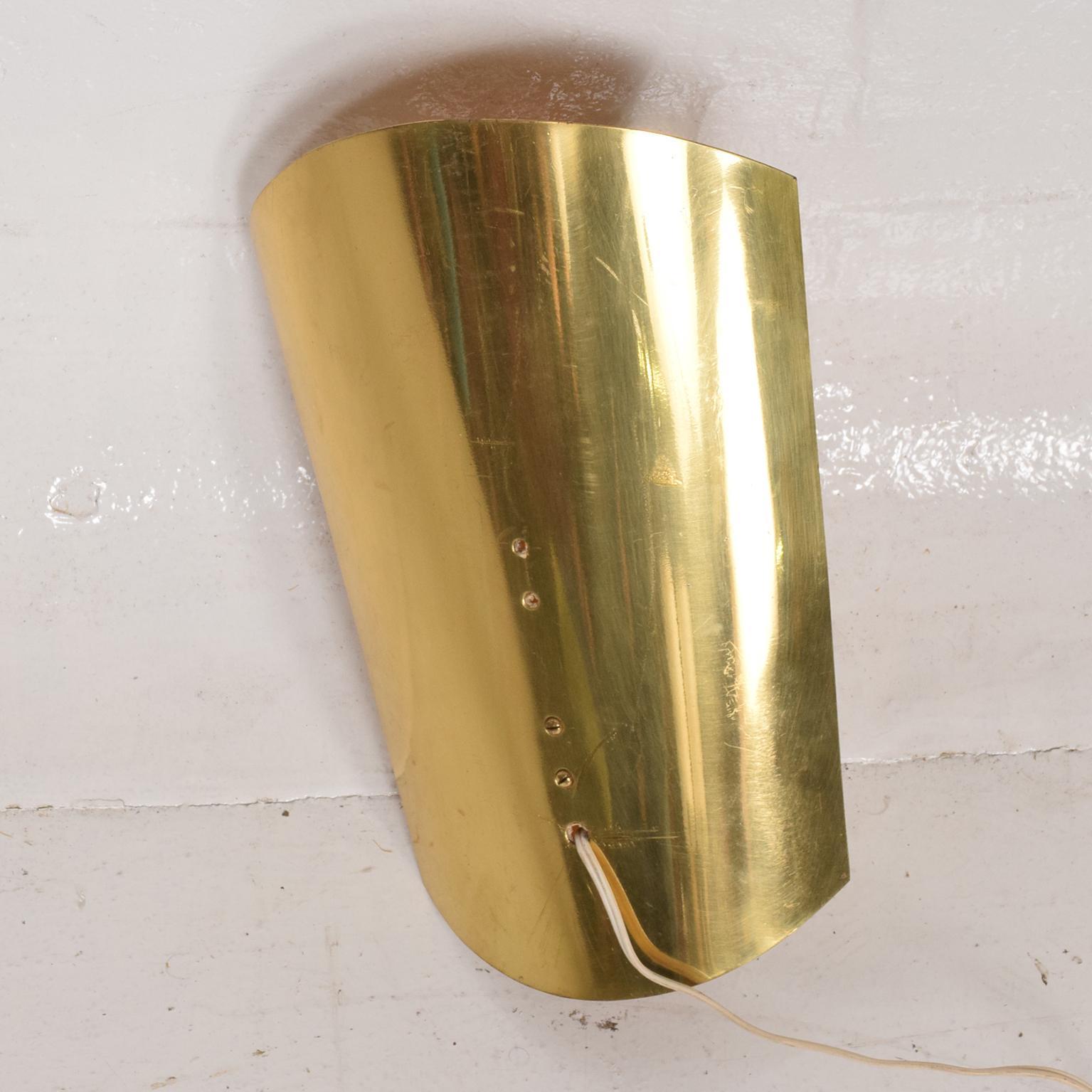 For your consideration, a Mid-Century Modern shield sconce, Italian modernist. Made in Italy circa the 1950s. Original vintage patina. Dimensions: 12 1/4