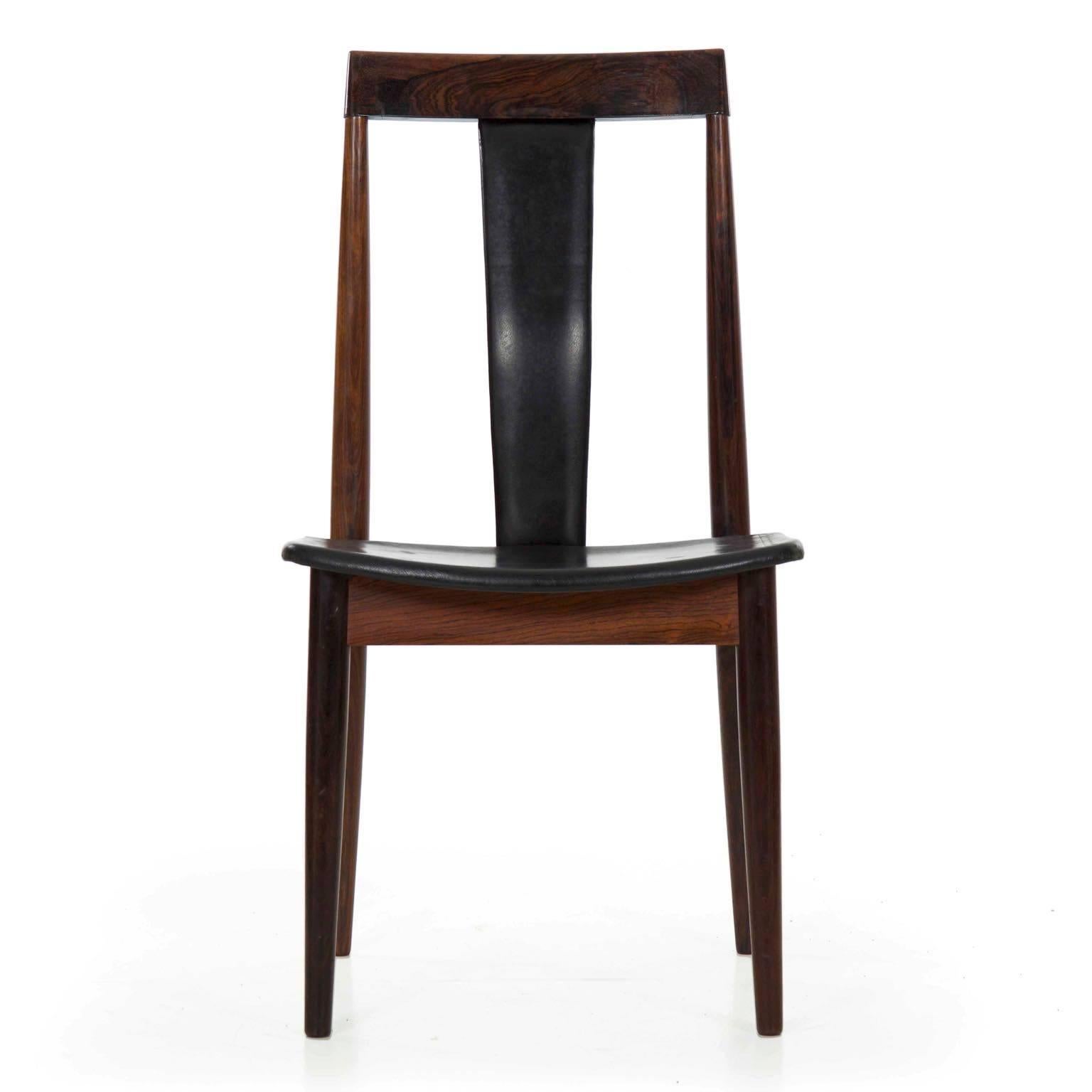 This is a relatively uncommon side chair by Frem Rojle crafted of gorgeous solid rosewood framing, the interesting curving spine of the splat operating independently from the stiles and locked together into the molded crest. It is a perfect desk
