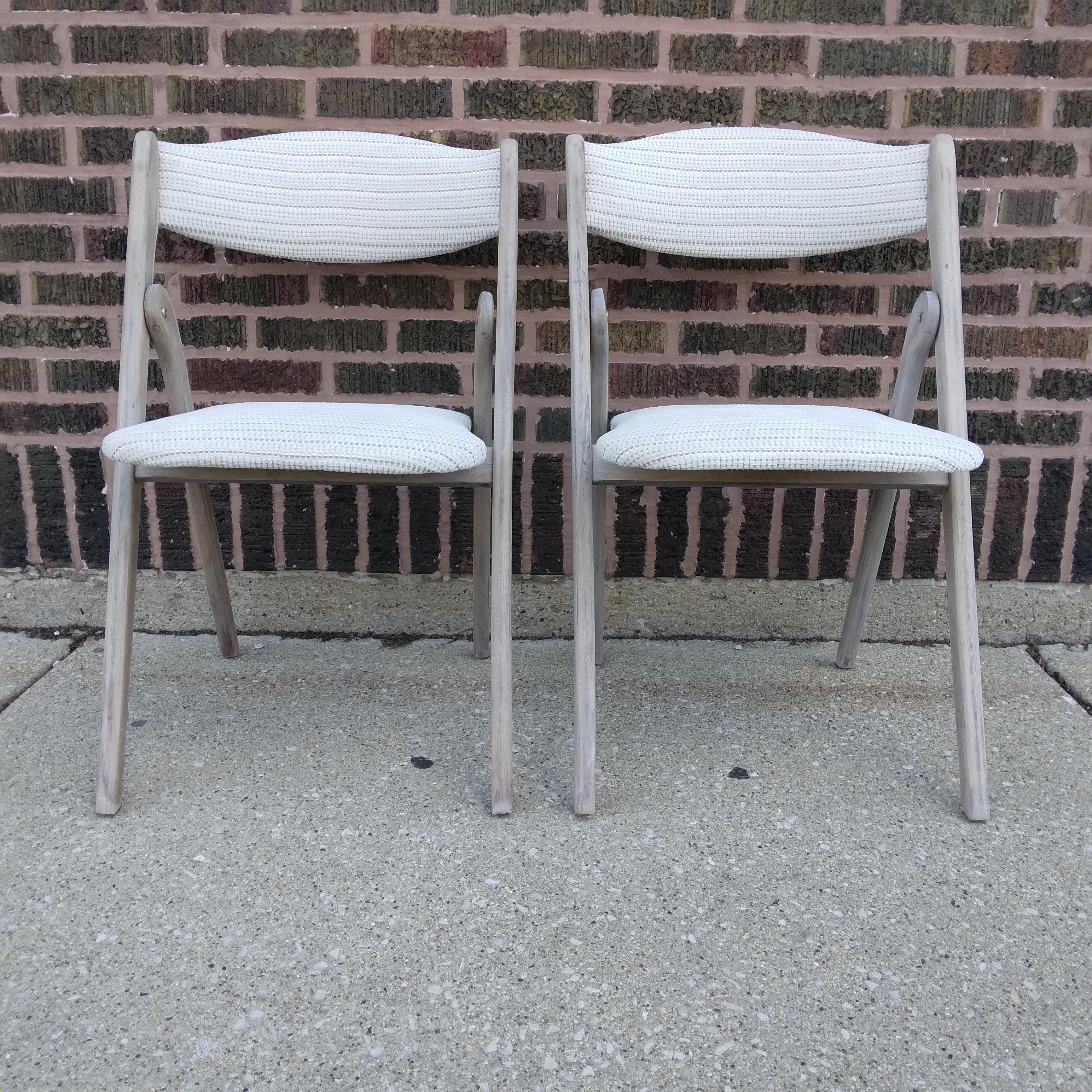 Diese frisch aufgearbeiteten Vintage-Stühle sind einfach umwerfend. Sie sind lichtdurchflutet. Ursprünglich als Coronet Wonderfold Stühle bekannt, sind diese schönen Exemplare mittlerweile sechzig Jahre alt und so robust wie eh und je. Wir lieben