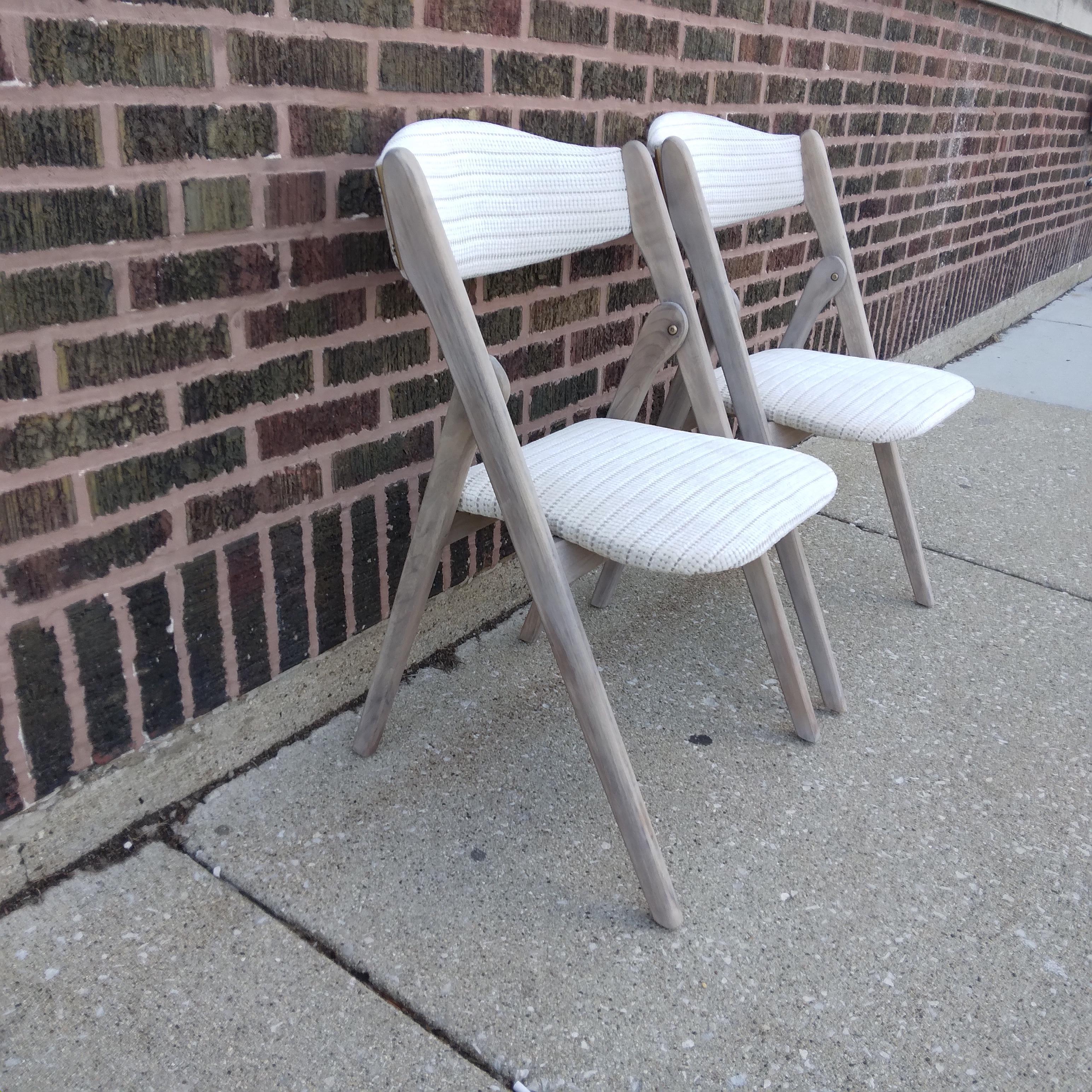 Scandinavian Modern Mid-Century Modern Side Chairs in Off-White and Gold, a pair For Sale