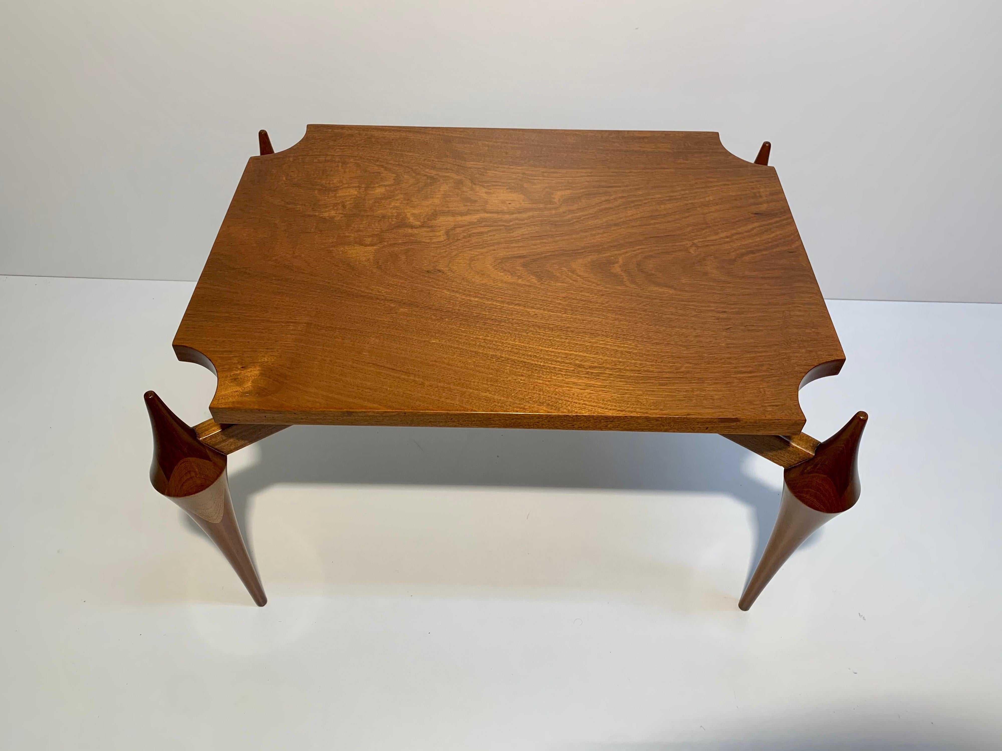Spectacular side table made of mahogany in the 60s. Impeccable craftsmanship in its rocket-style legs, without a doubt a unique piece that we may not have in our gallery again.