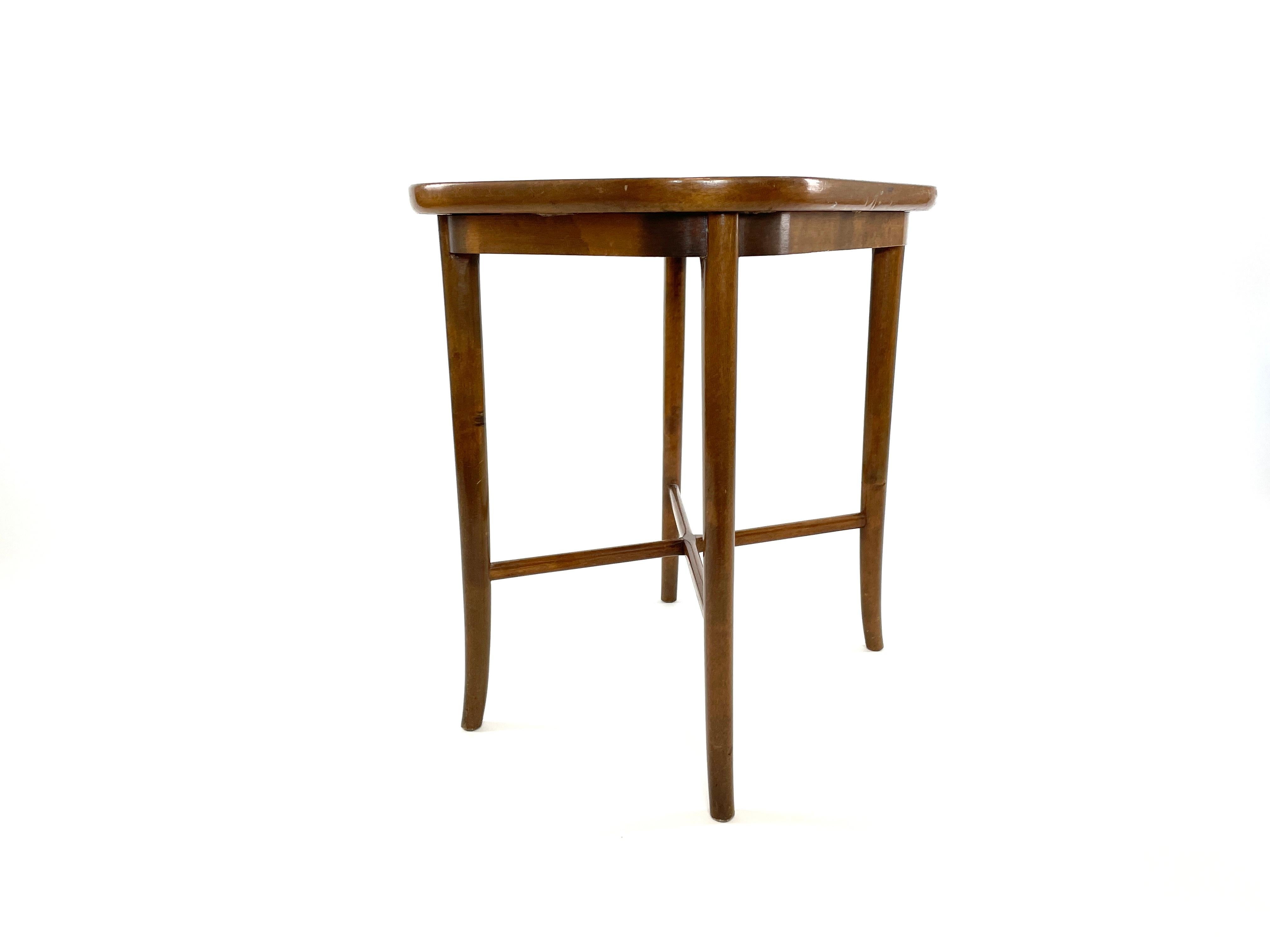 La table d'appoint finlandaise moderne du milieu du siècle, conçue et produite par Carl-Johan Boman dans les années 1940, représente son style distinctif qui combine des lignes épurées, la praticité et une esthétique minimaliste. Ces créations,