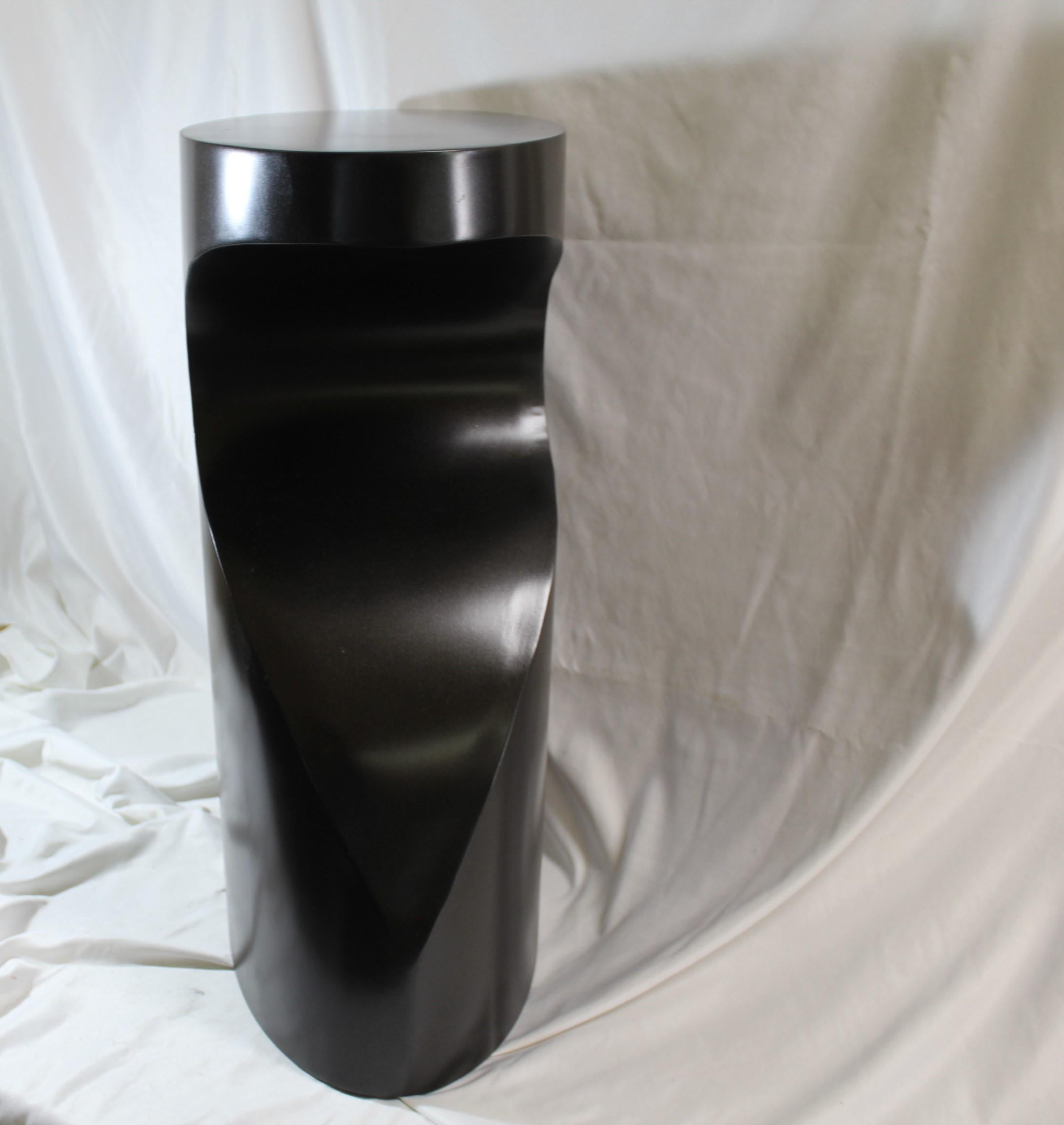 Une table d'appoint conçue sur mesure par un designer réputé de Los Angeles. Elle est ensuite fabriquée à la main dans tout le métal pour obtenir cette forme difficile. Très difficile à construire. Très peu d'exemplaires ont été fabriqués. Celle-ci