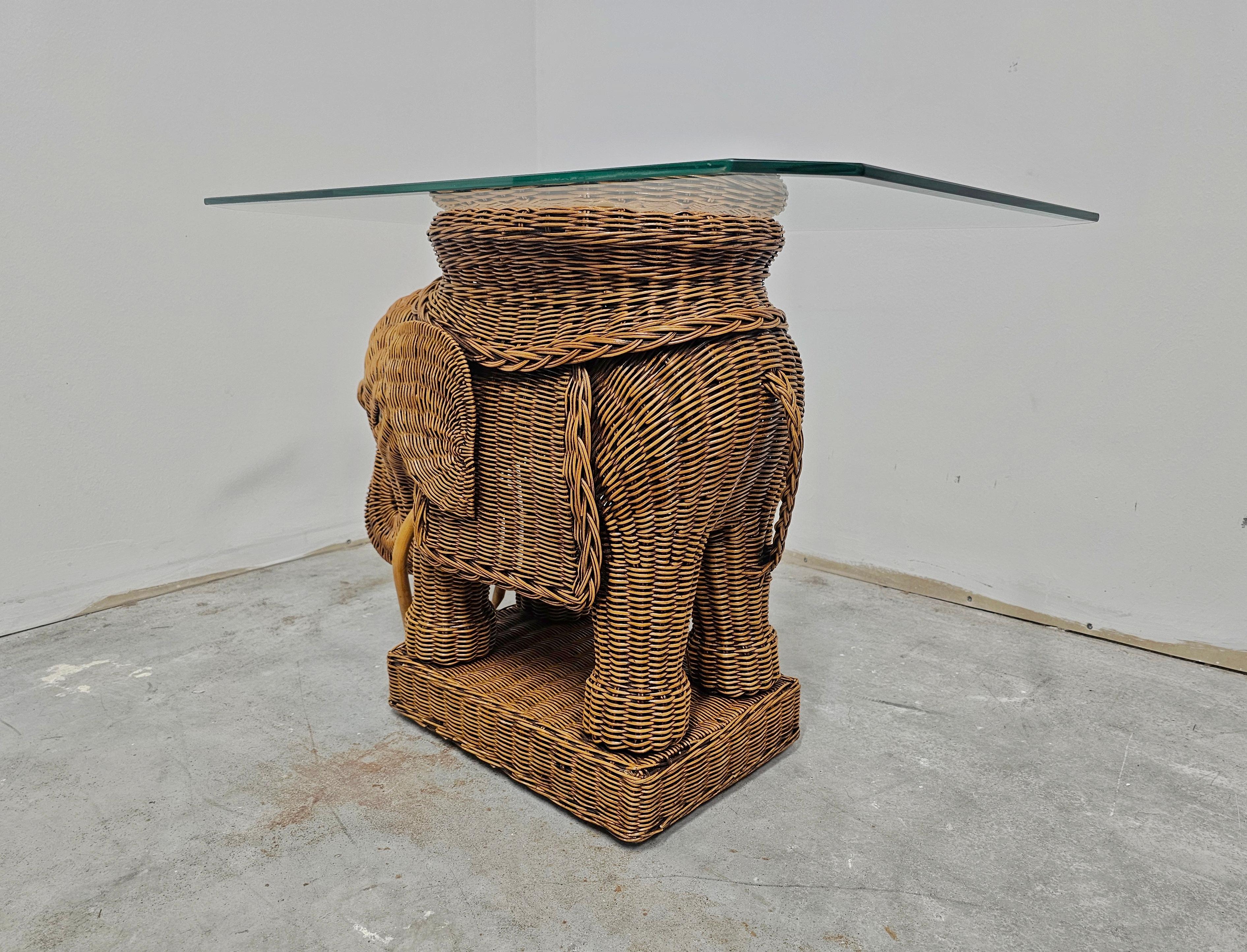 Table d'appoint moderne du milieu du siècle dernier en rotin en forme d'éléphant, Italie 1960 en vente 3