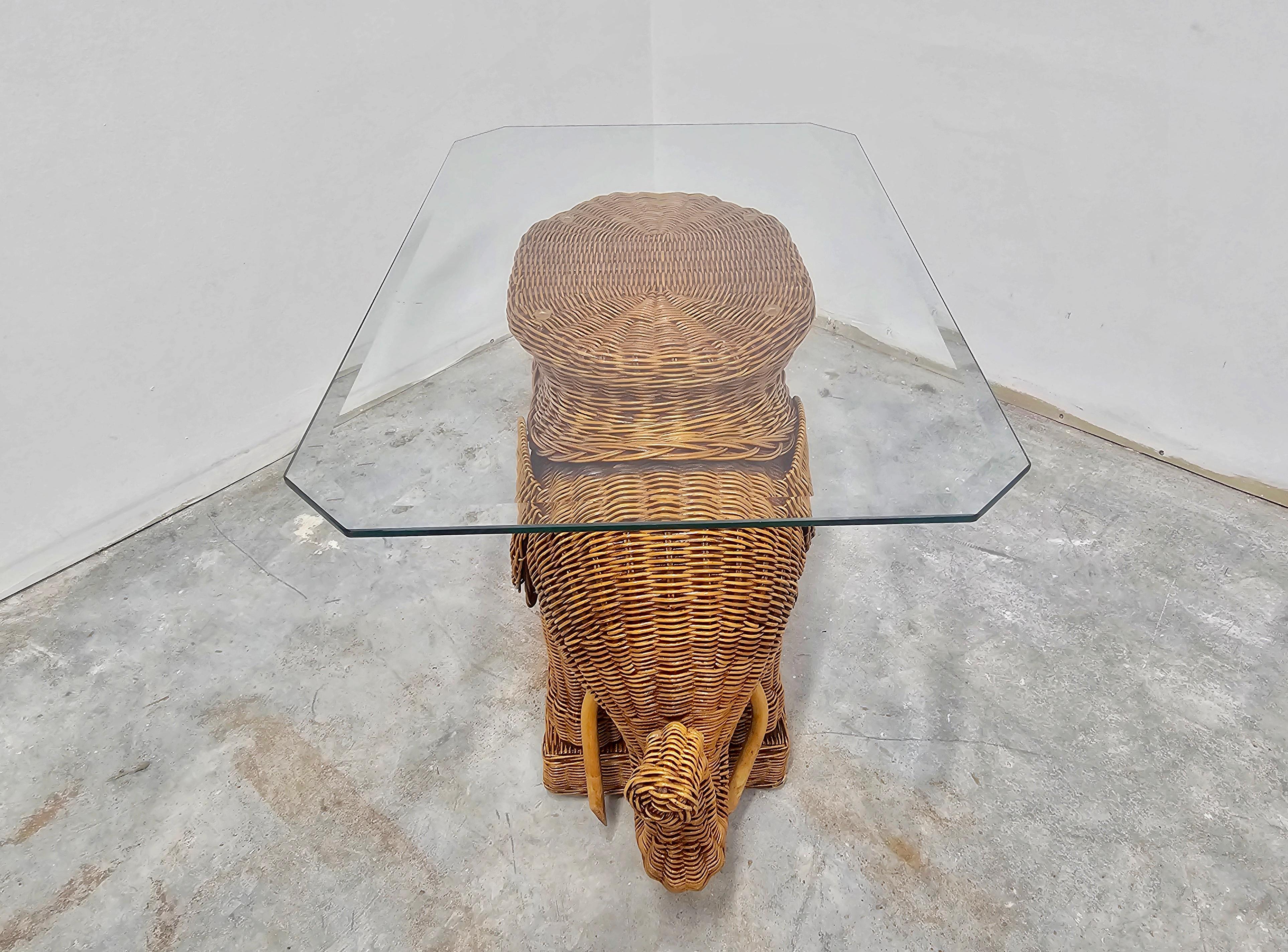 Table d'appoint moderne du milieu du siècle dernier en rotin en forme d'éléphant, Italie 1960 en vente 6