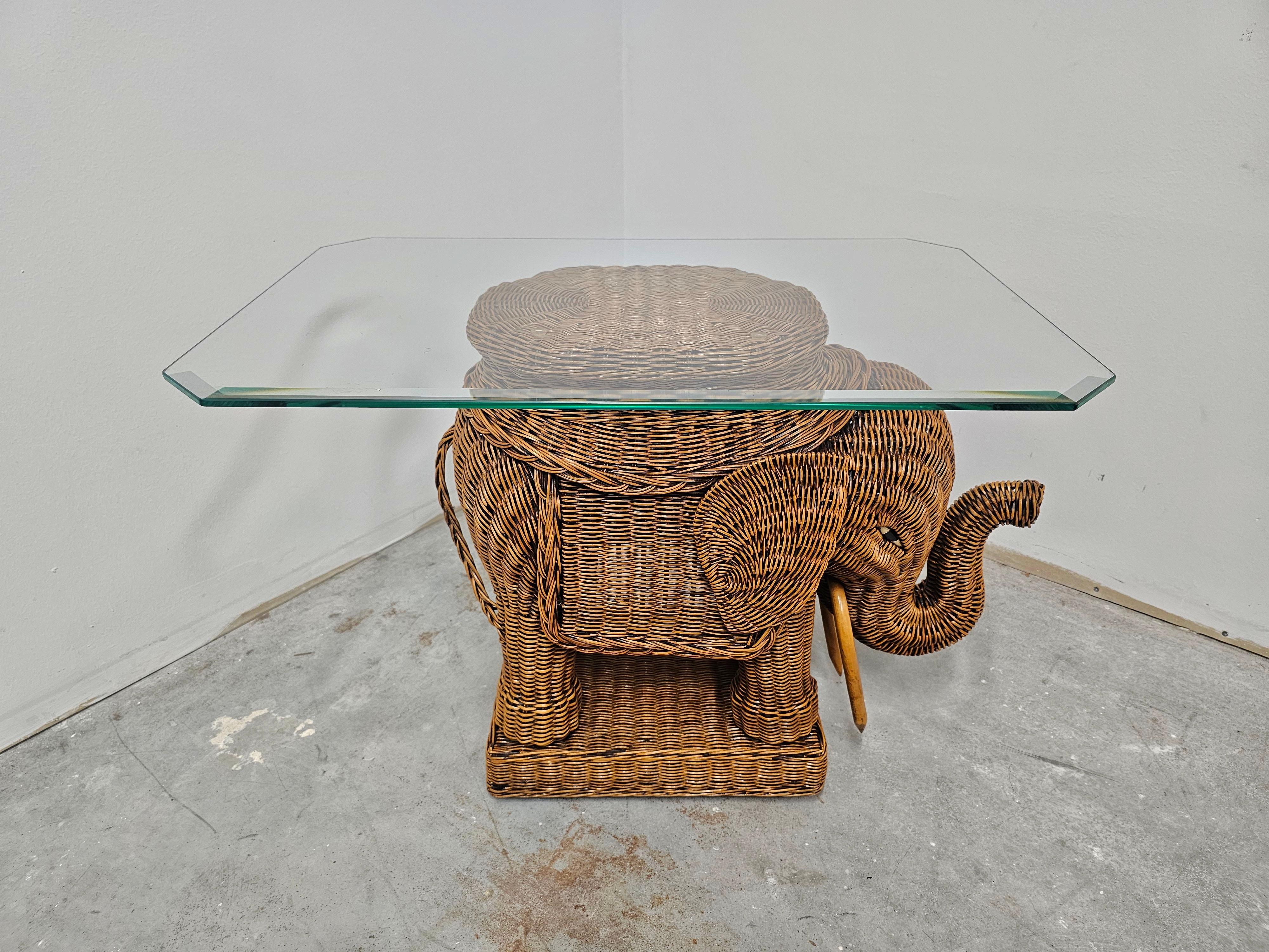 Mid-Century Modern Table d'appoint moderne du milieu du siècle dernier en rotin en forme d'éléphant, Italie 1960 en vente
