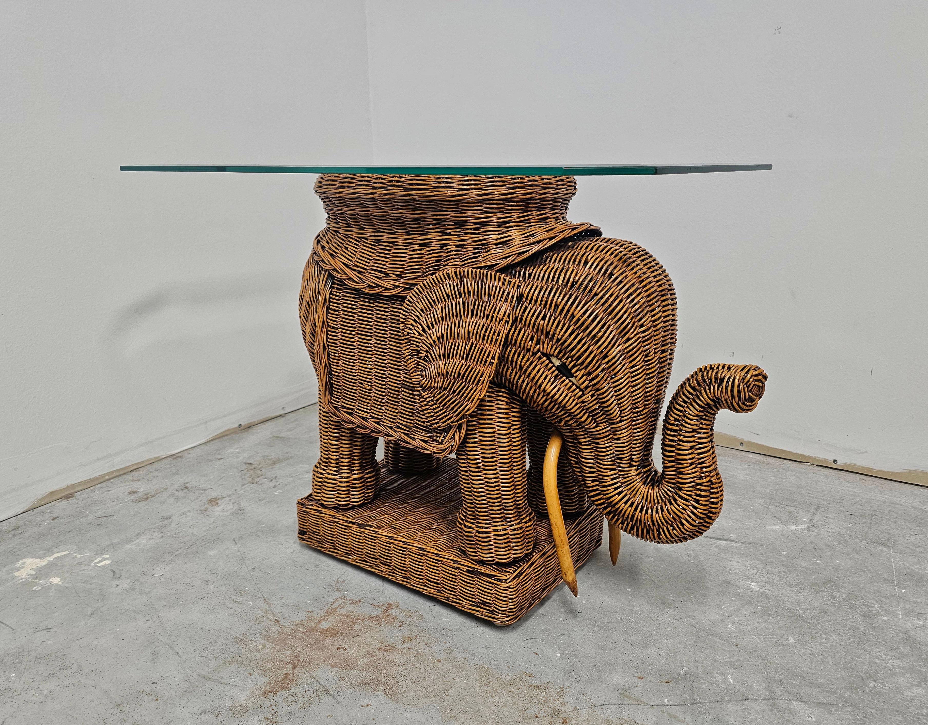 italien Table d'appoint moderne du milieu du siècle dernier en rotin en forme d'éléphant, Italie 1960 en vente
