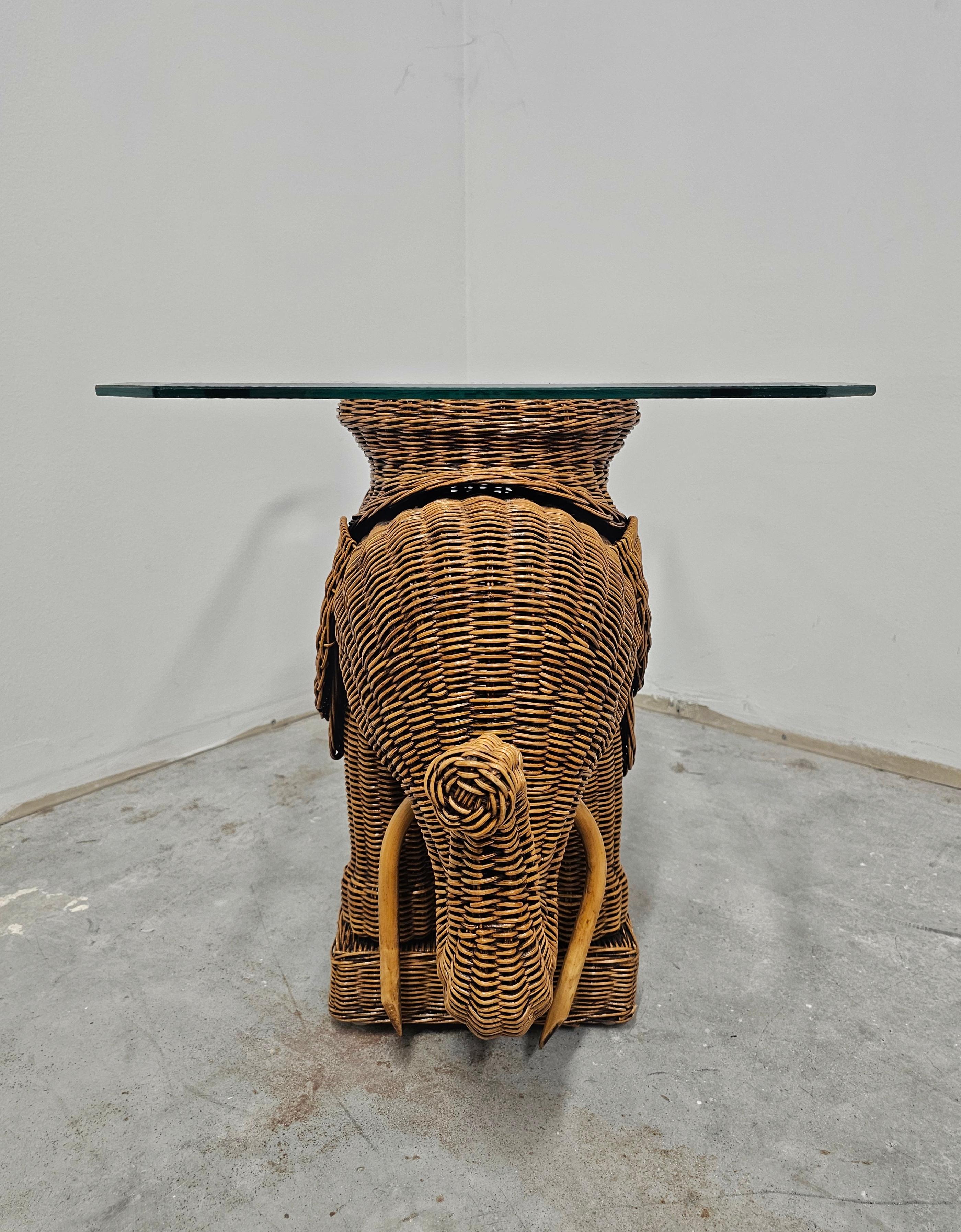 Table d'appoint moderne du milieu du siècle dernier en rotin en forme d'éléphant, Italie 1960 Bon état - En vente à Beograd, RS