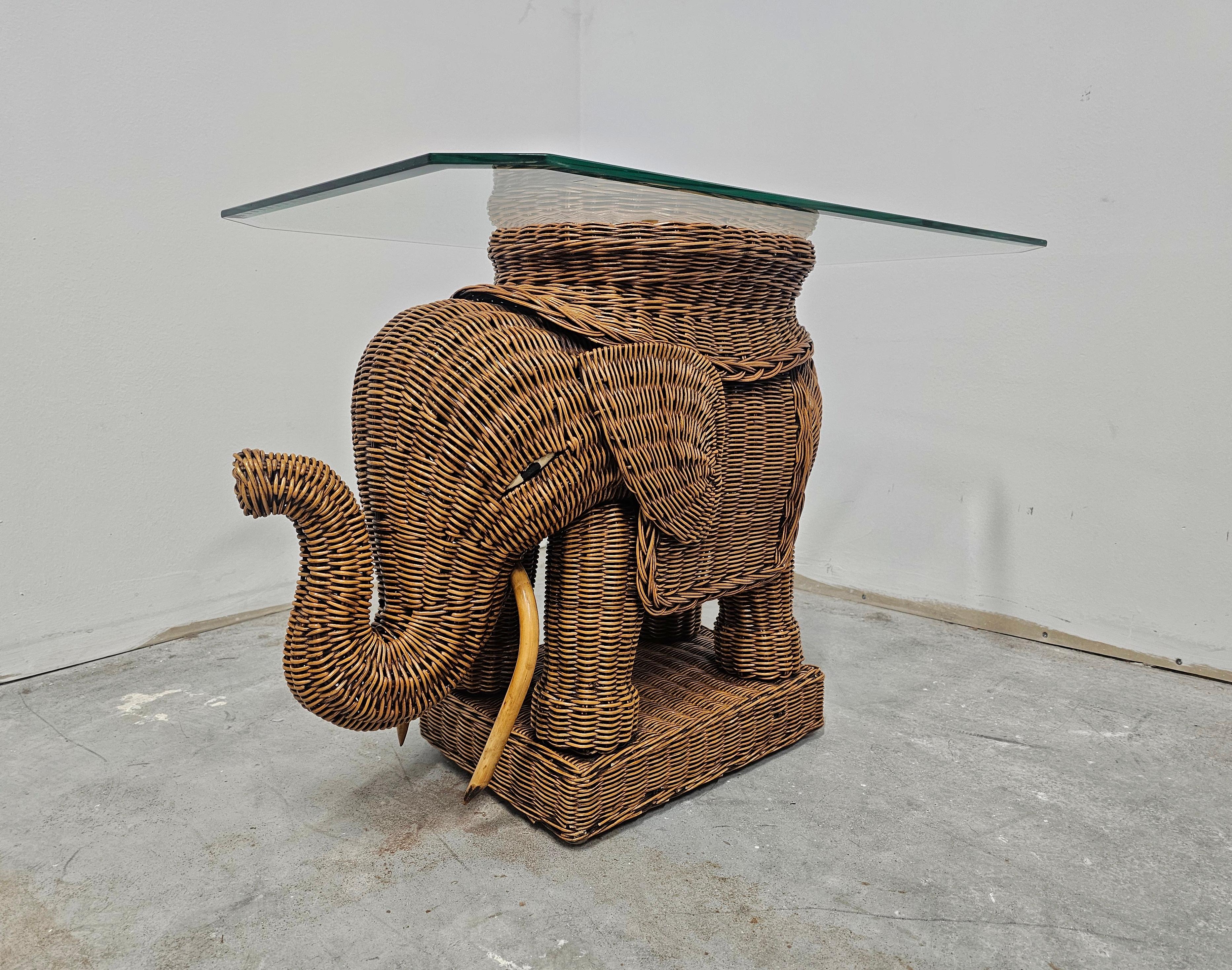 Milieu du XXe siècle Table d'appoint moderne du milieu du siècle dernier en rotin en forme d'éléphant, Italie 1960 en vente