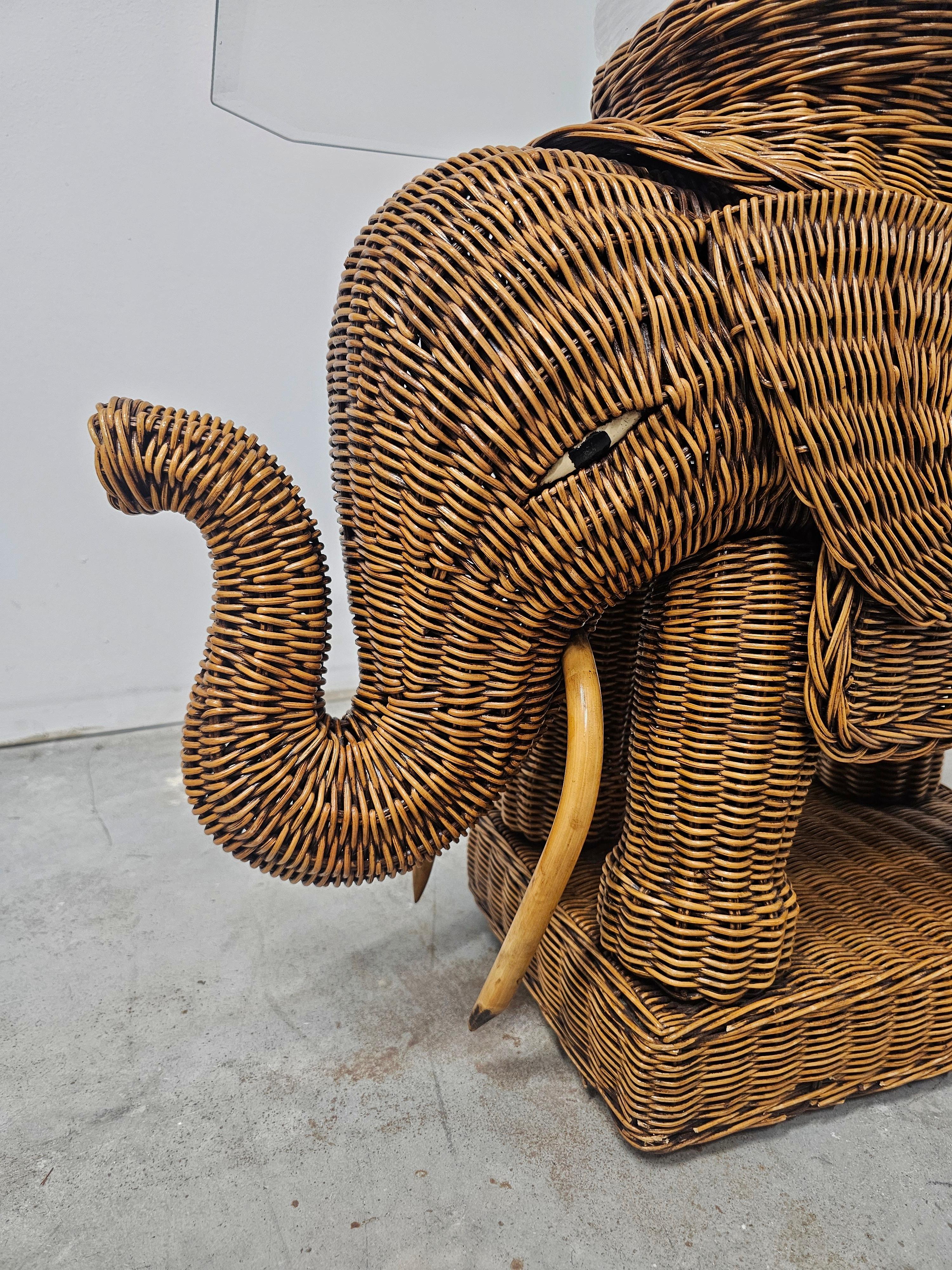 Rotin Table d'appoint moderne du milieu du siècle dernier en rotin en forme d'éléphant, Italie 1960 en vente