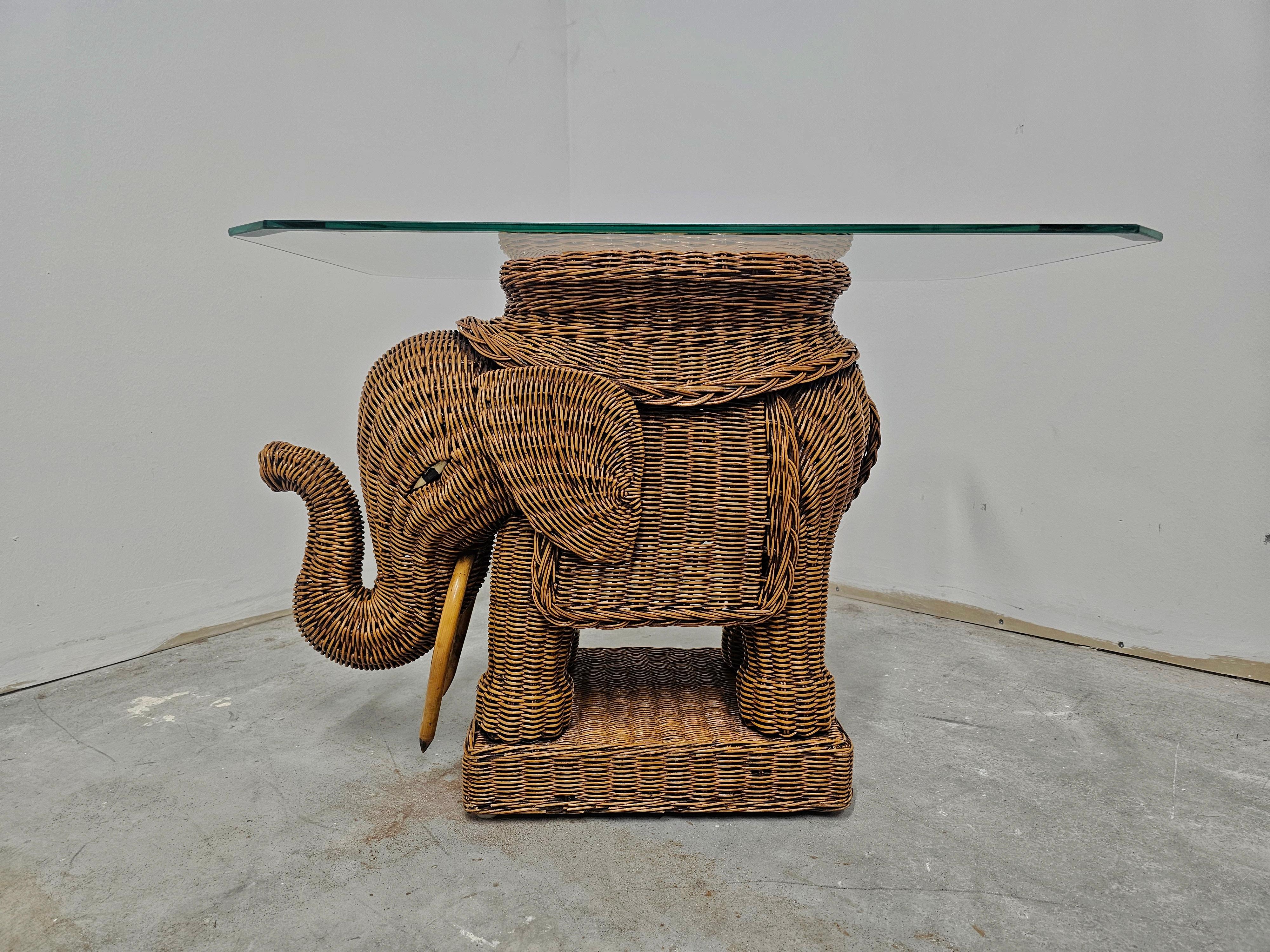 Table d'appoint moderne du milieu du siècle dernier en rotin en forme d'éléphant, Italie 1960 en vente 2