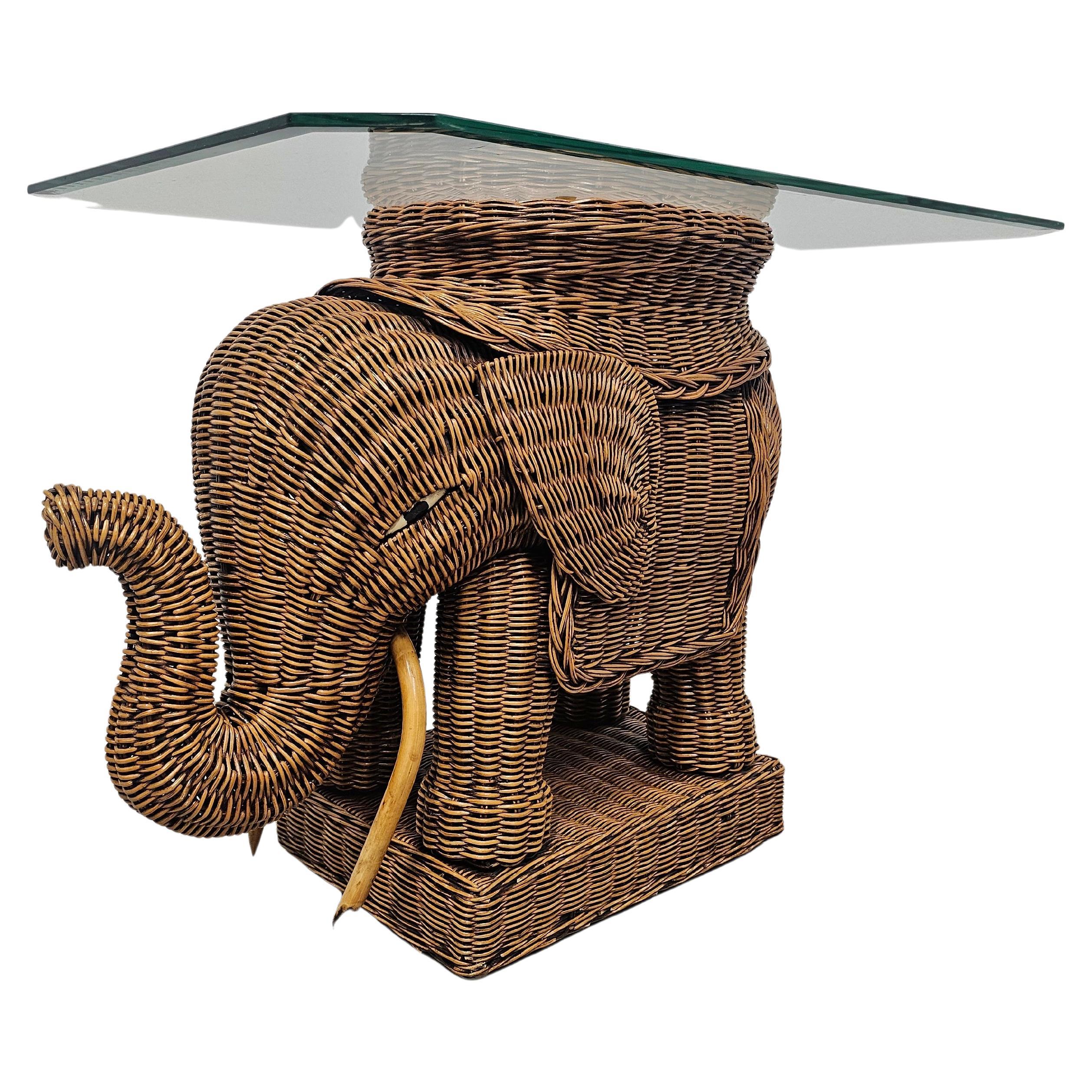 Table d'appoint moderne du milieu du siècle dernier en rotin en forme d'éléphant, Italie 1960 en vente