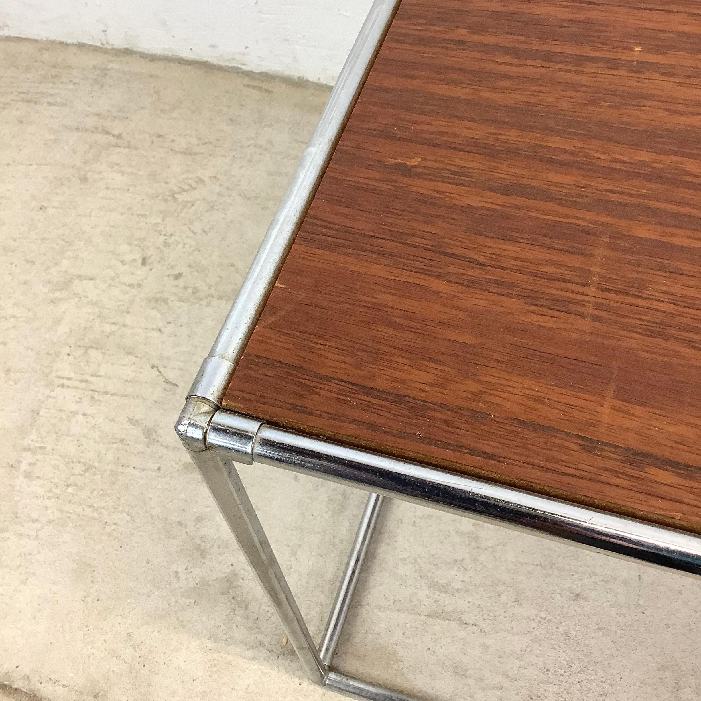 Mid-Century Modern Side Table en vente 8