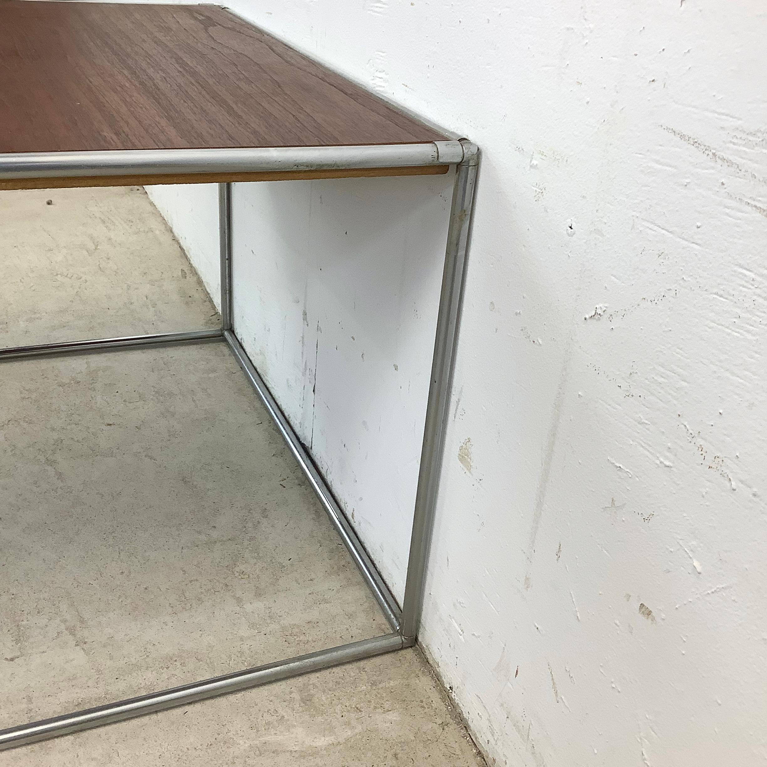 Mid-Century Modern Side Table en vente 10