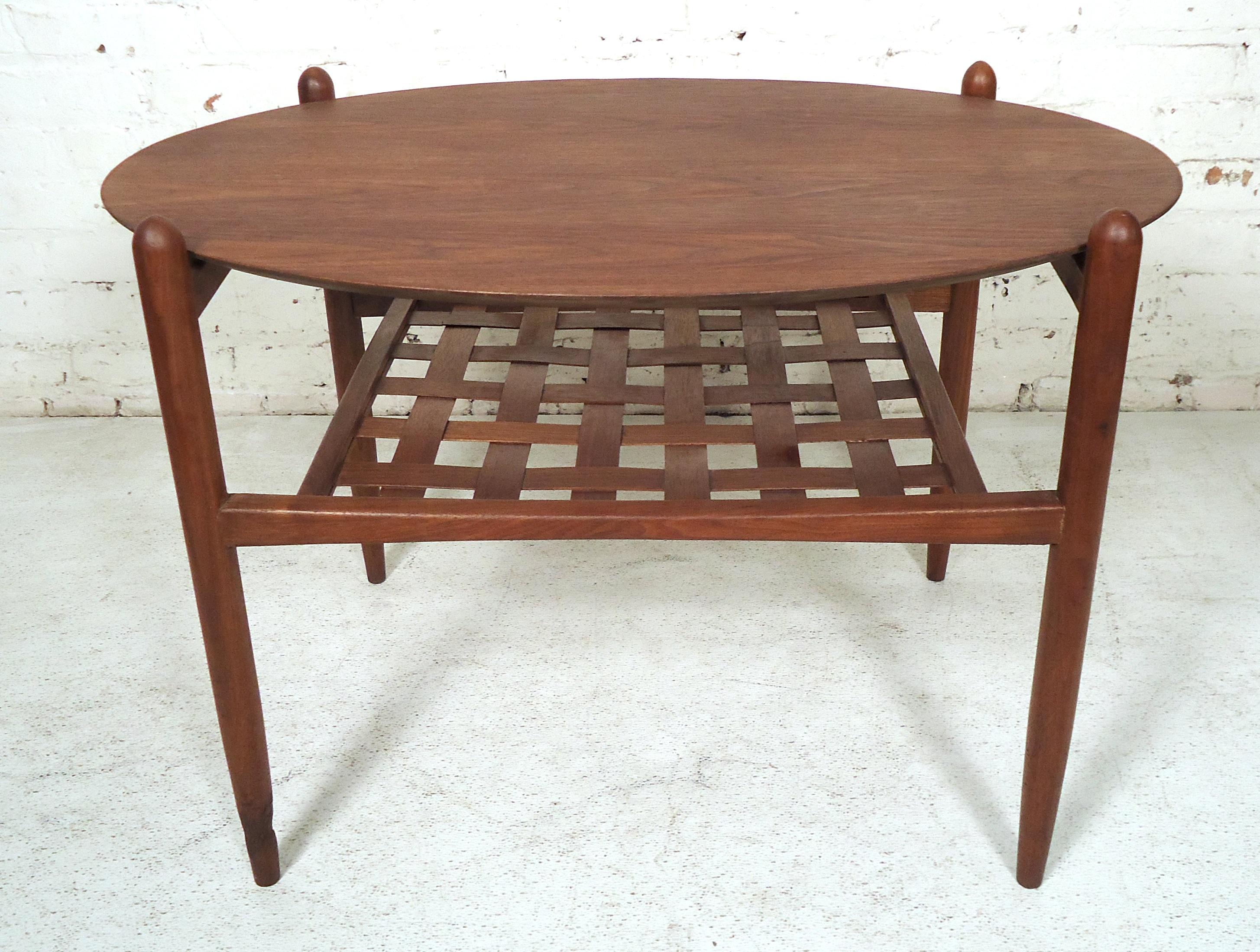 Gorgeous oval vintage modern side table featuring rich walnut grain and a basket woven second tier.

(Please confirm item location - NY or NJ - with dealer).