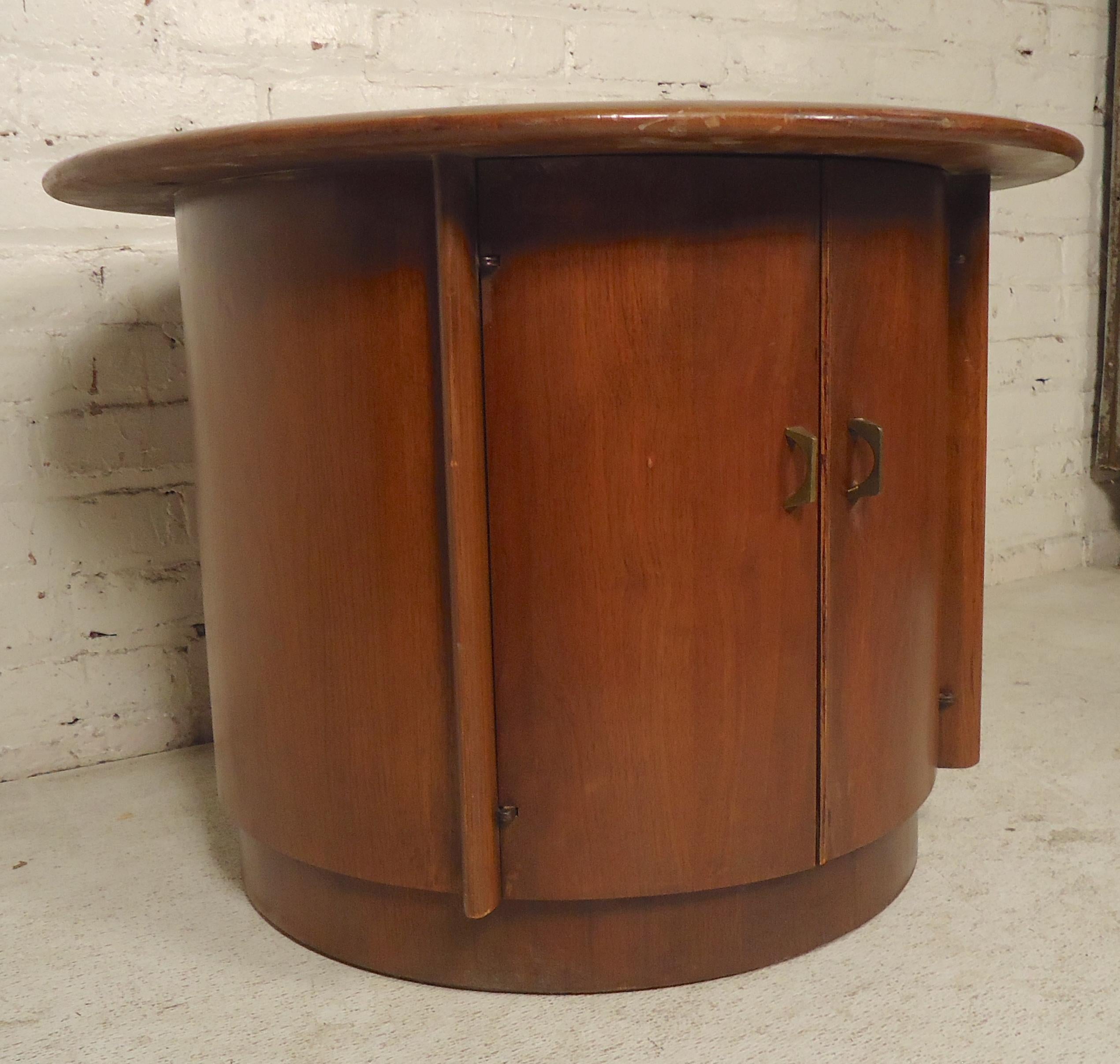Round table with storage. Great for home or office.
(Please confirm item location - NY or NJ - with dealer).
  